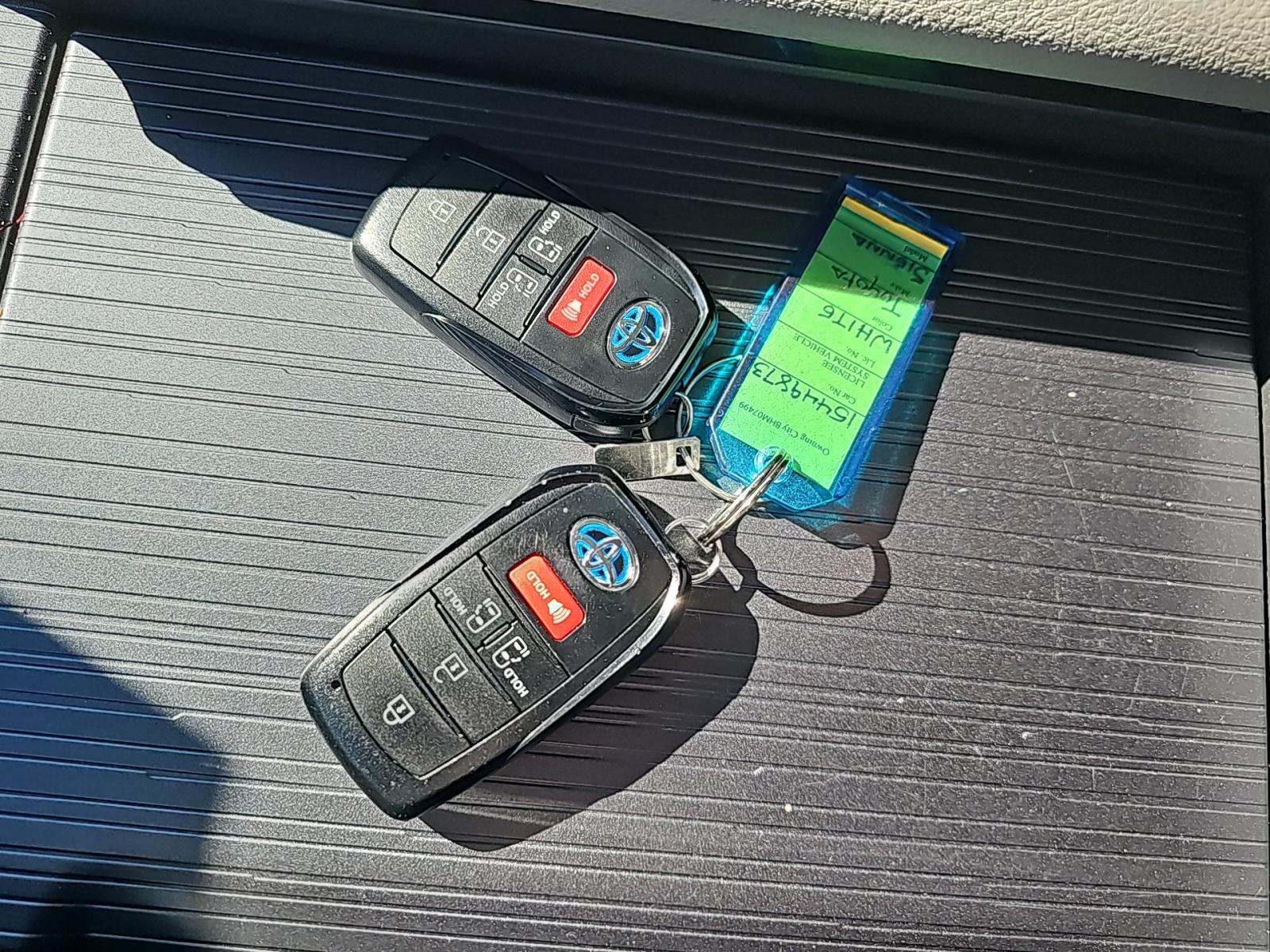 2025 Toyota Sienna LE FWD