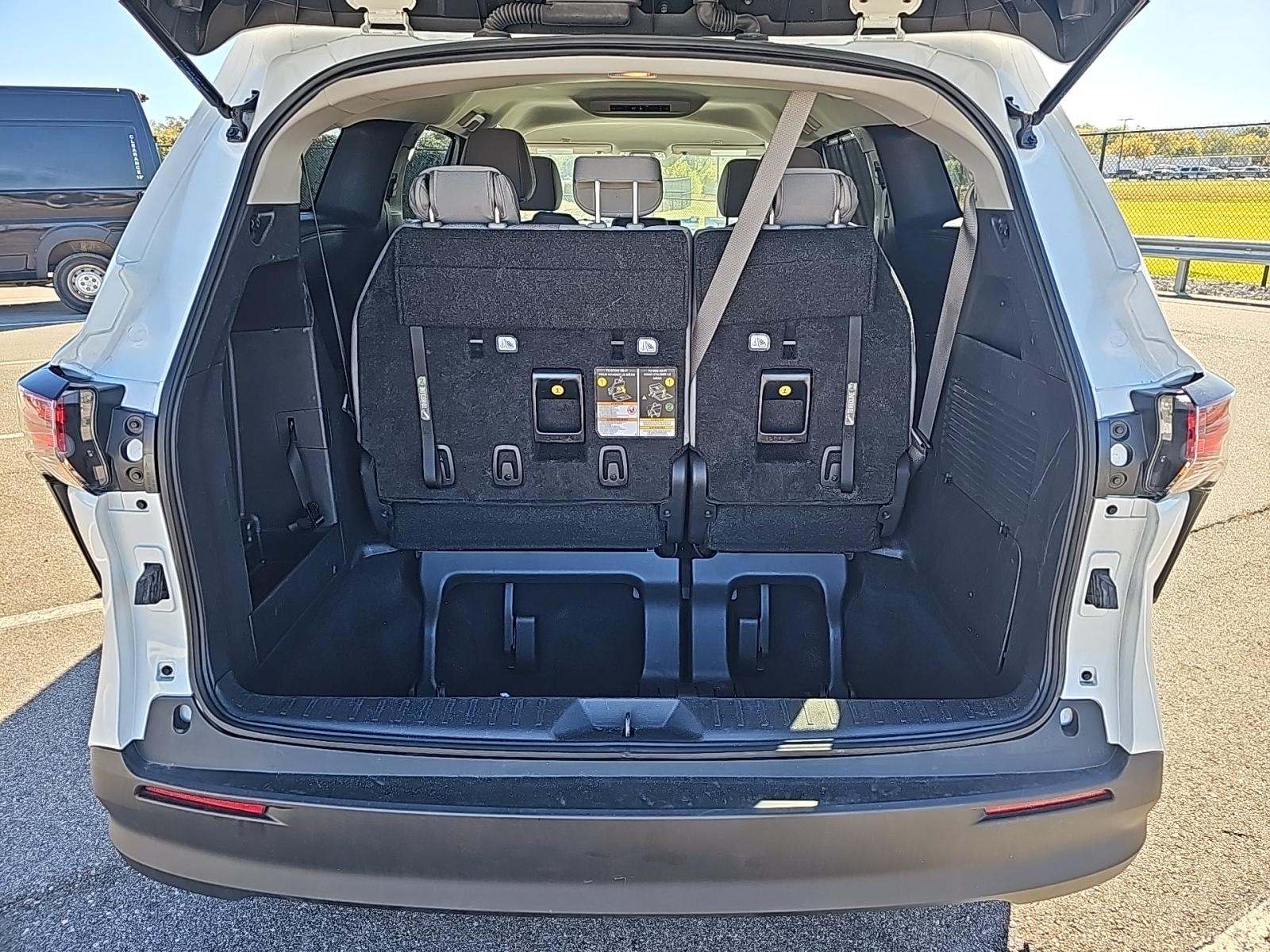 2025 Toyota Sienna LE FWD