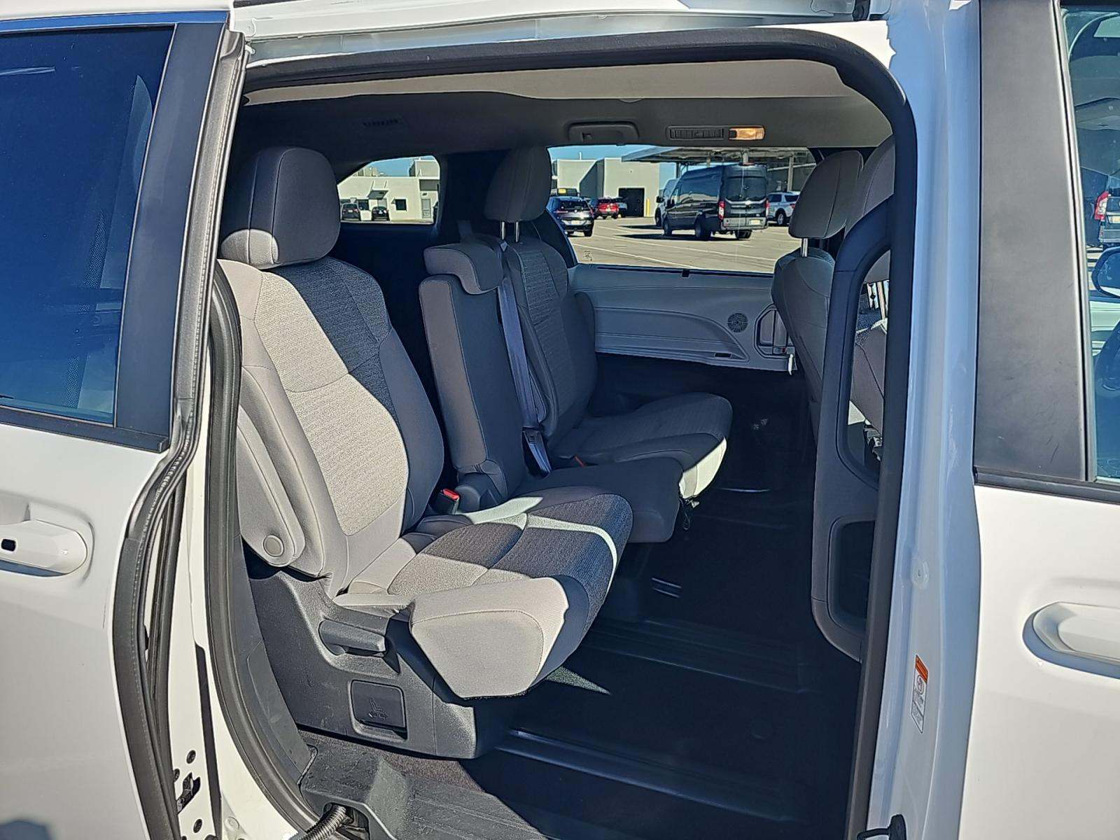 2025 Toyota Sienna LE FWD