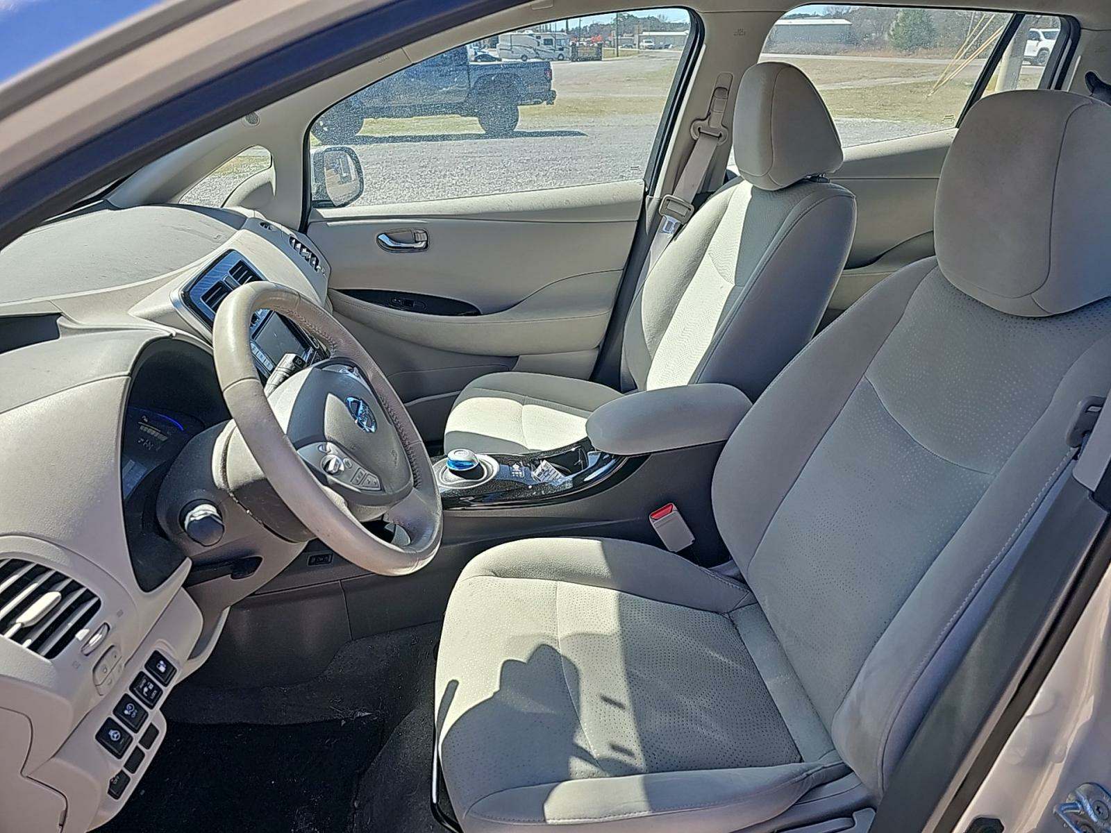 2016 Nissan LEAF SV FWD