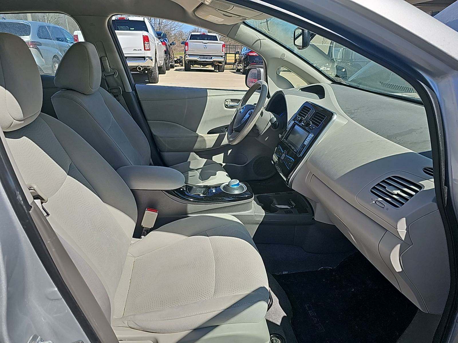 2016 Nissan LEAF SV FWD