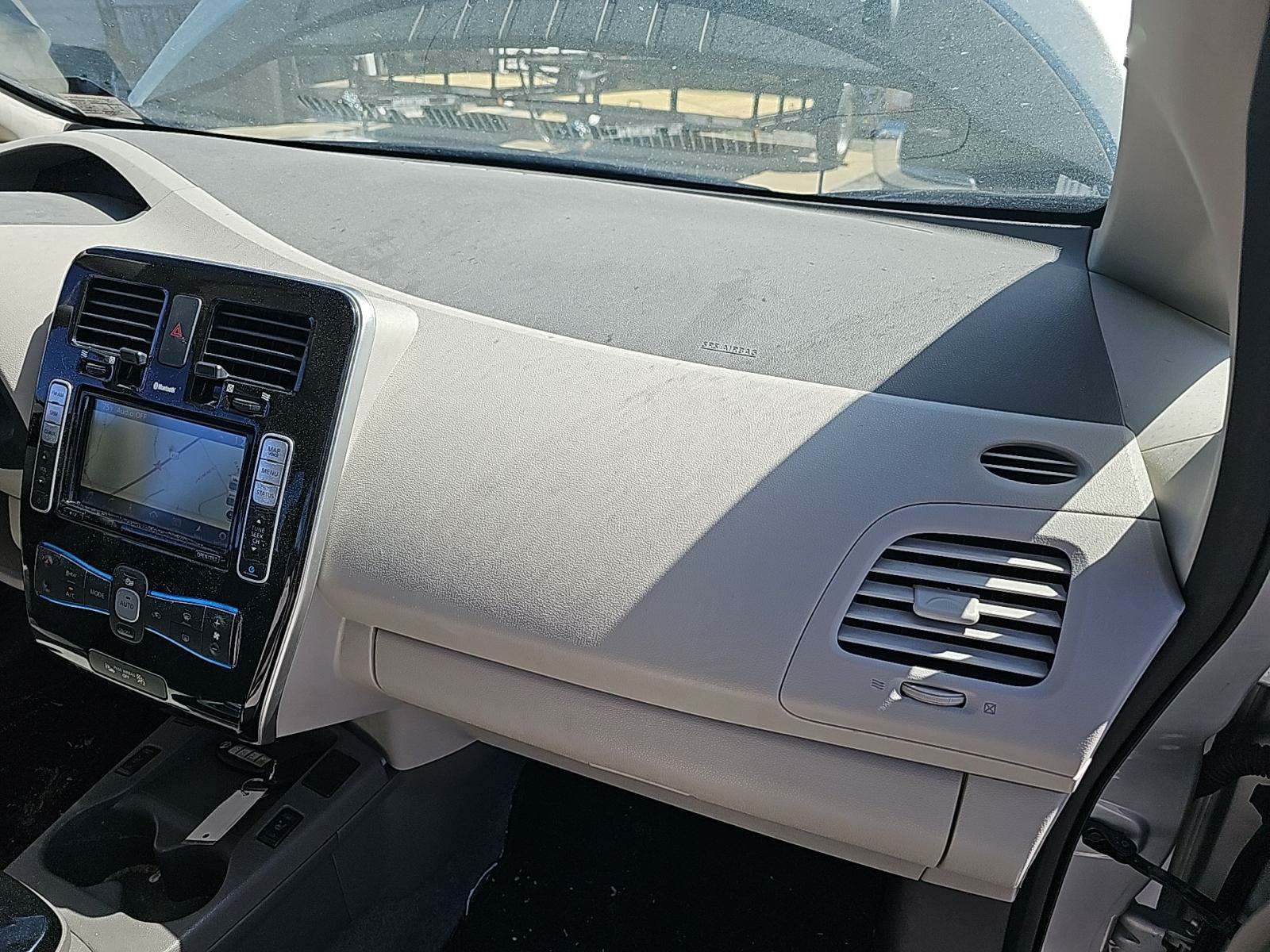 2016 Nissan LEAF SV FWD