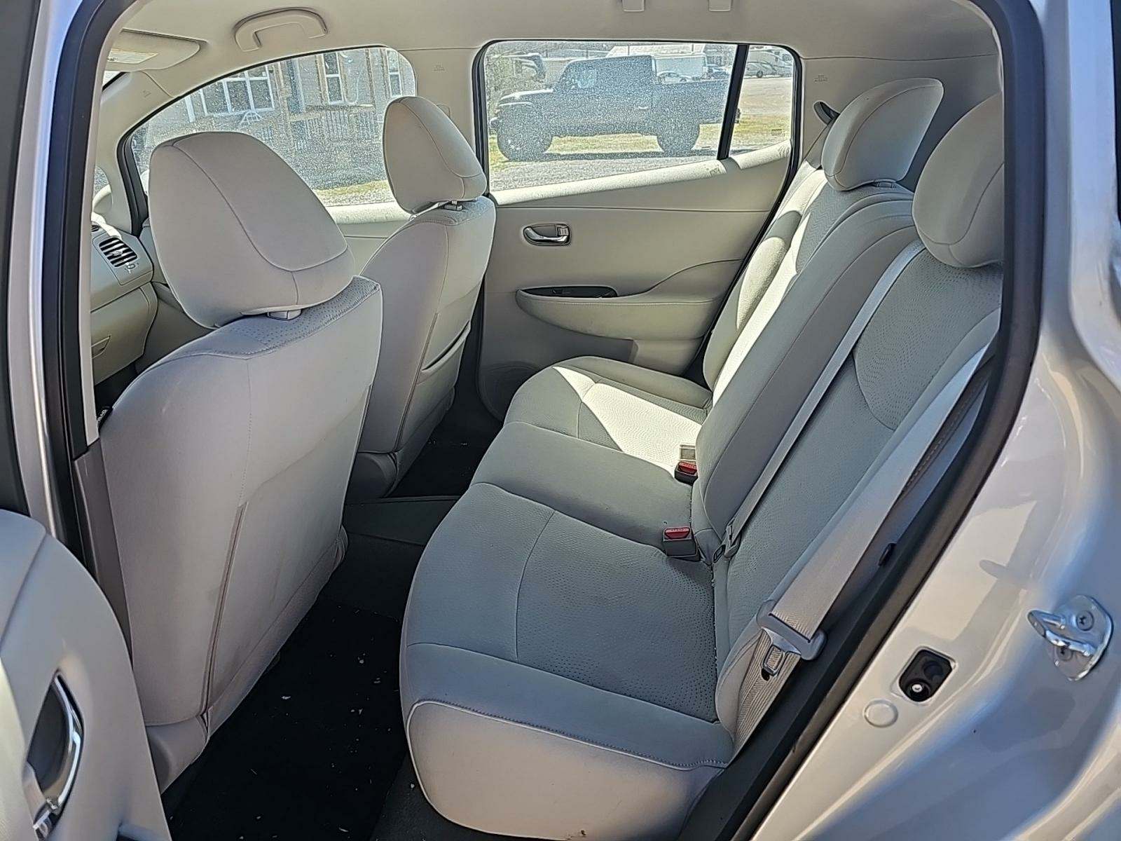 2016 Nissan LEAF SV FWD