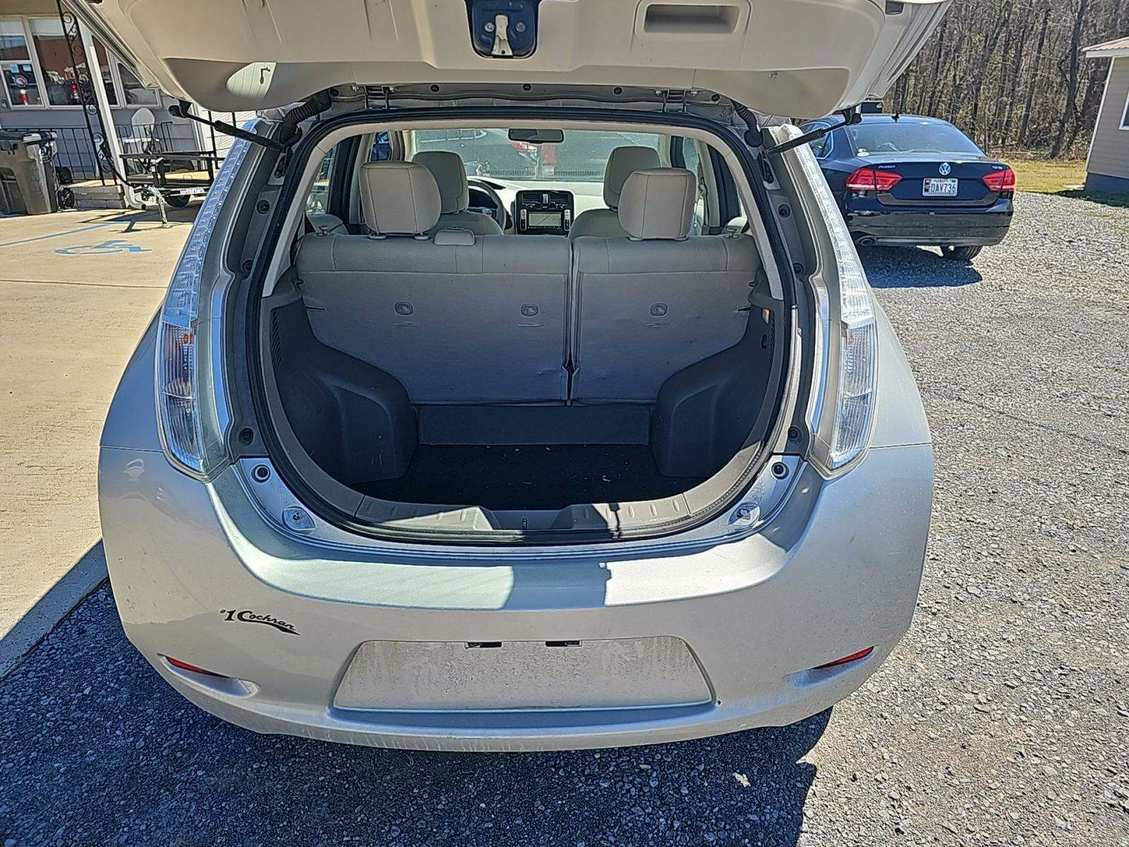 2016 Nissan LEAF SV FWD