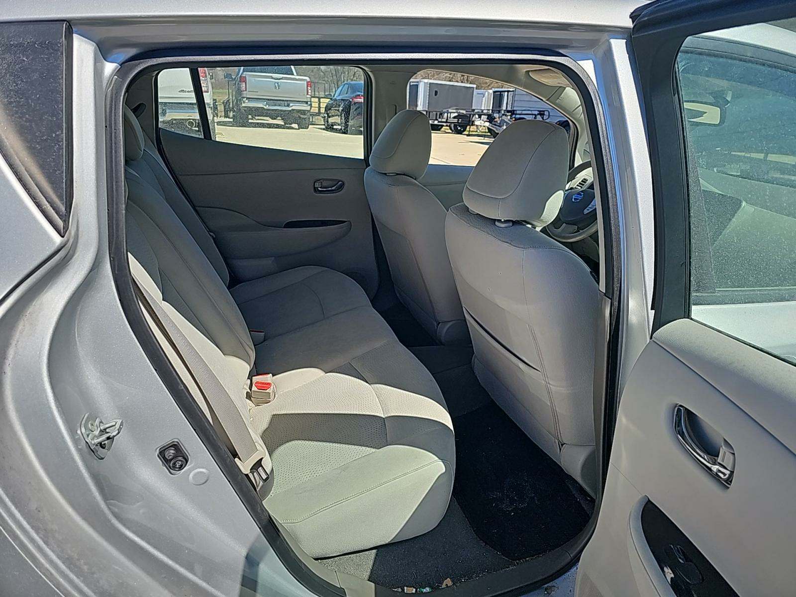 2016 Nissan LEAF SV FWD