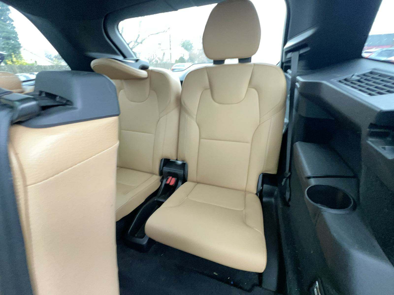 2016 Volvo XC90 T6 Momentum AWD