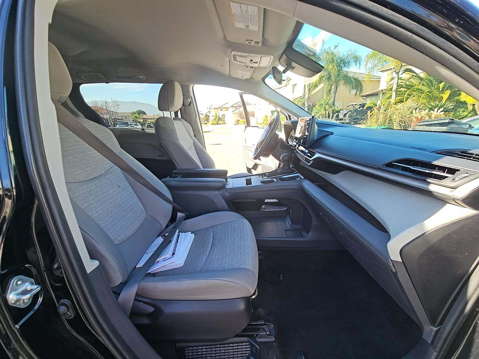 2024 Toyota Sienna LE FWD