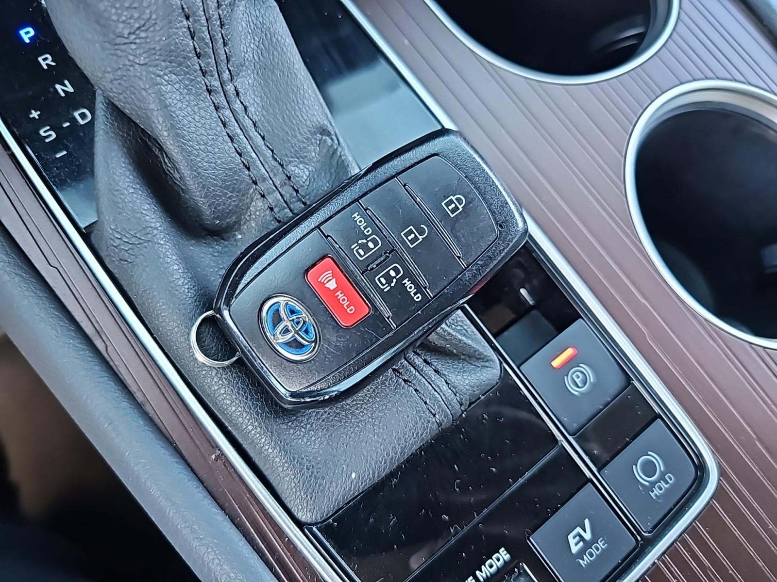 2024 Toyota Sienna LE FWD