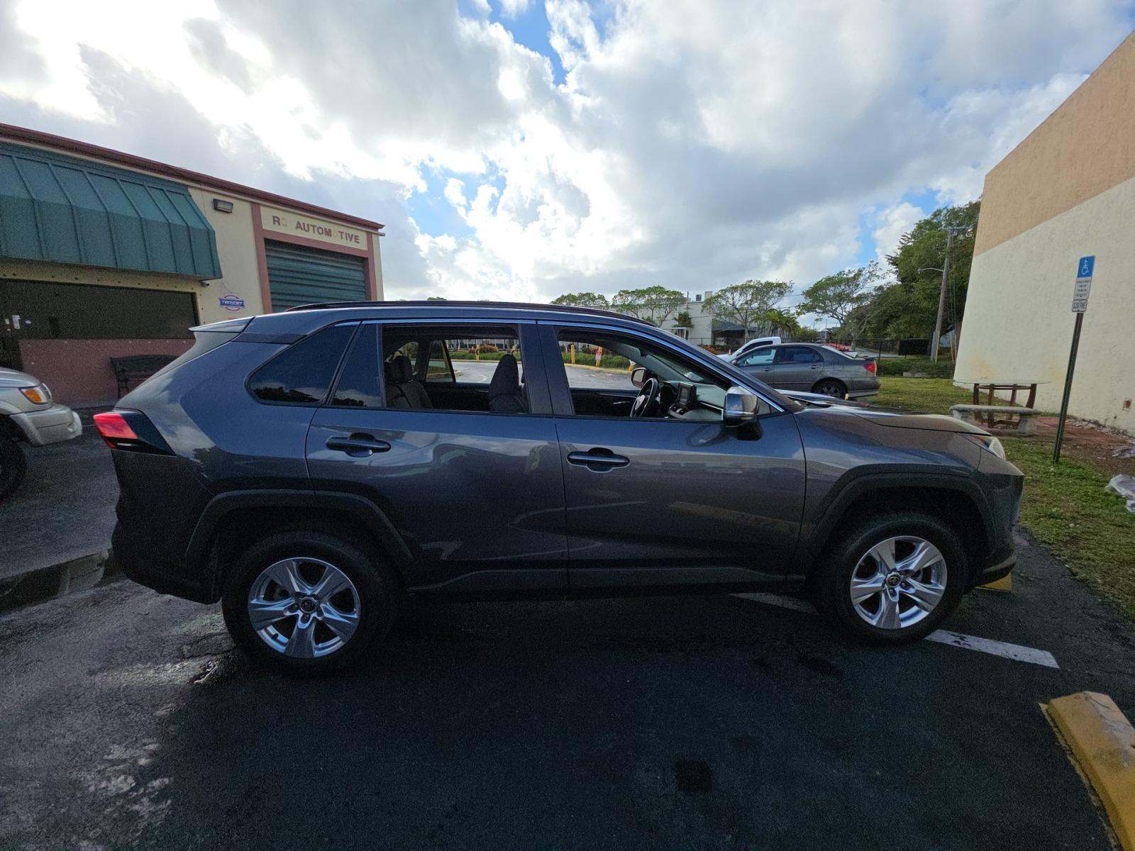 2021 Toyota RAV4 XLE FWD