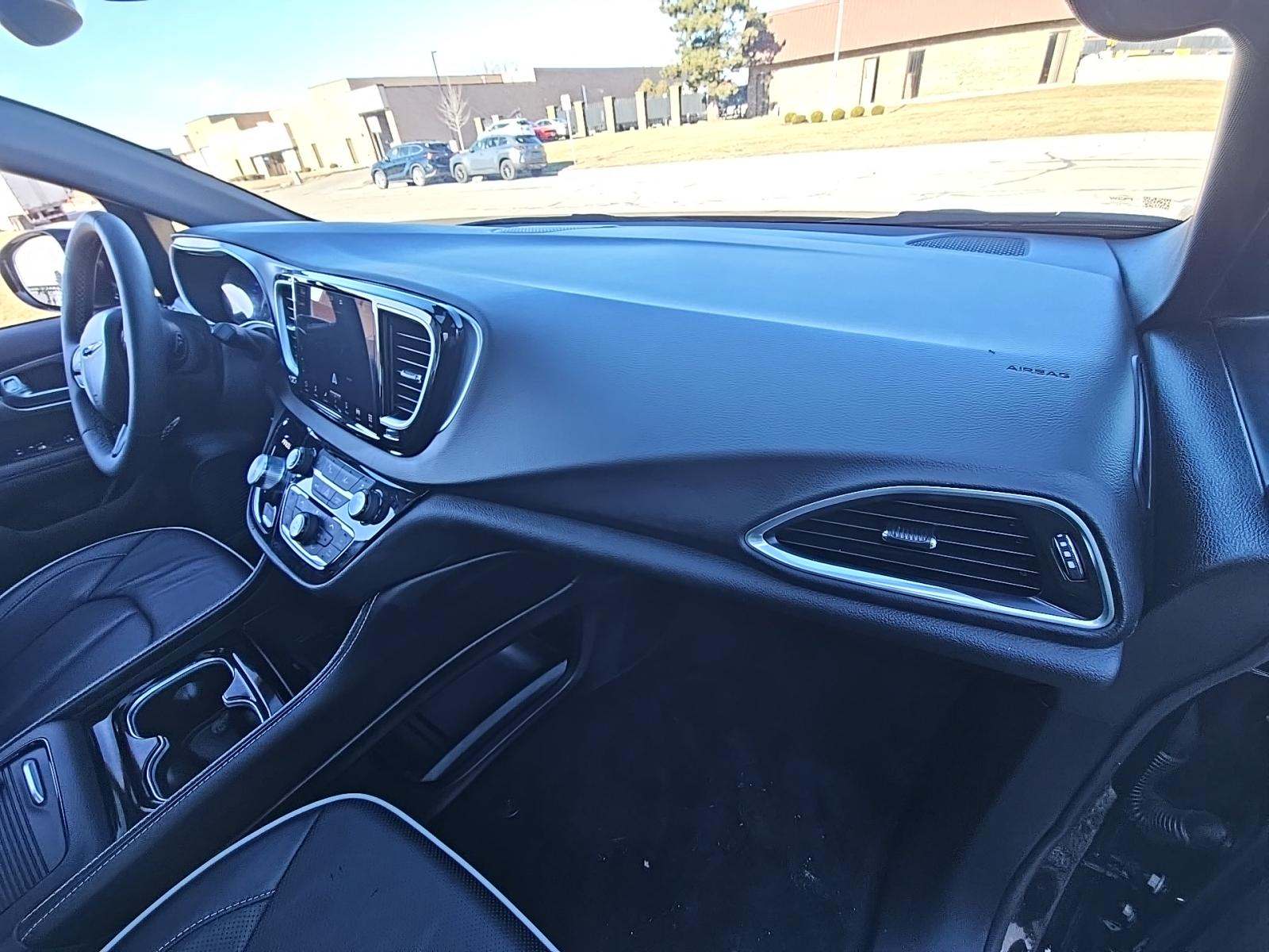 2025 Chrysler Pacifica Limited FWD