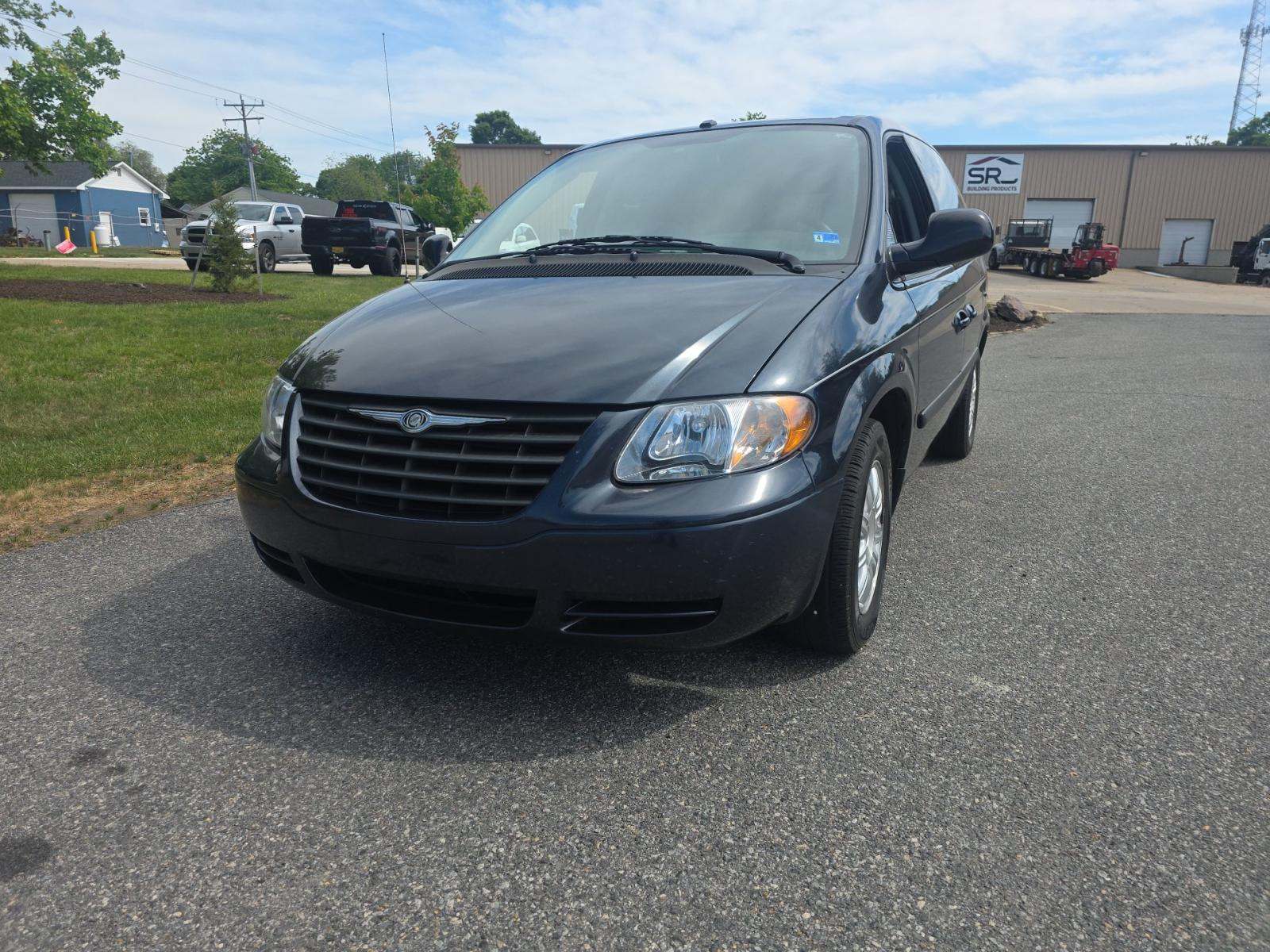 CHRYSLER TOWN & COUNTRY - 1