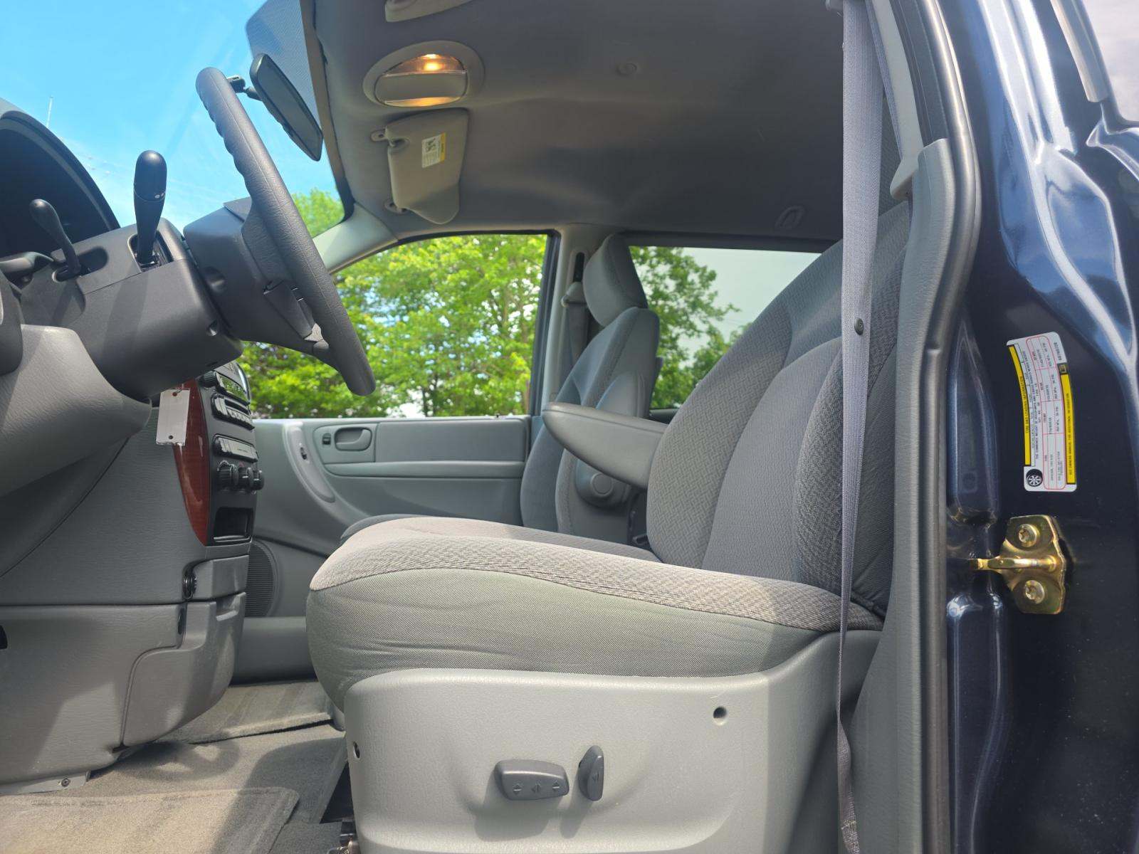 CHRYSLER TOWN & COUNTRY - 6