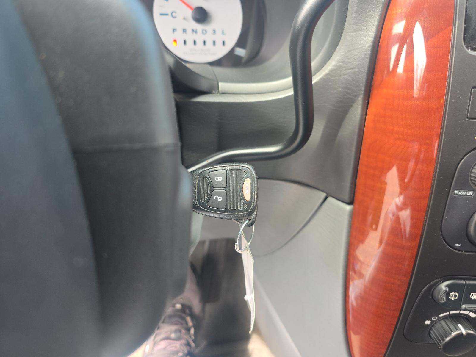 CHRYSLER TOWN & COUNTRY - 8