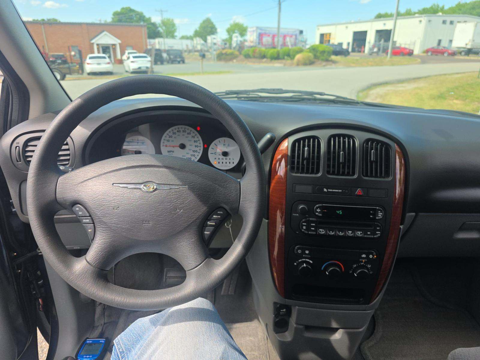 CHRYSLER TOWN & COUNTRY - 10
