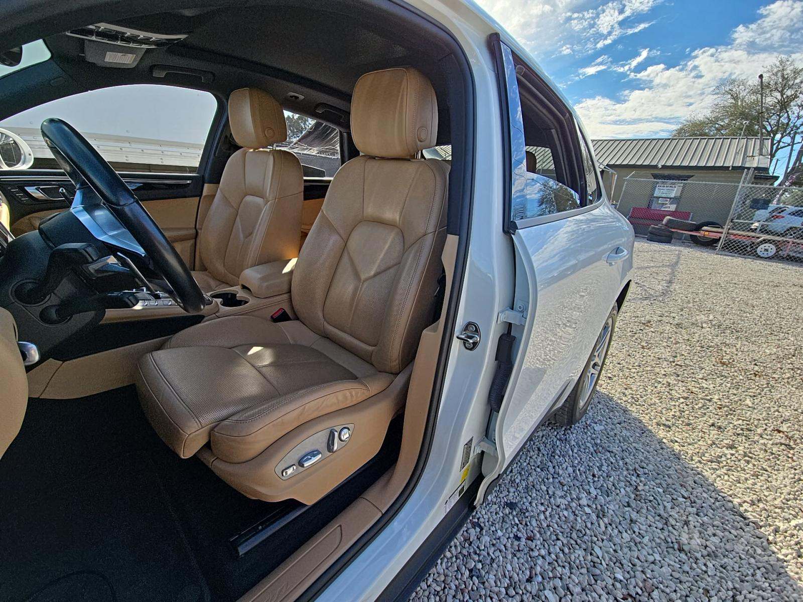 2017 Porsche Macan Base AWD