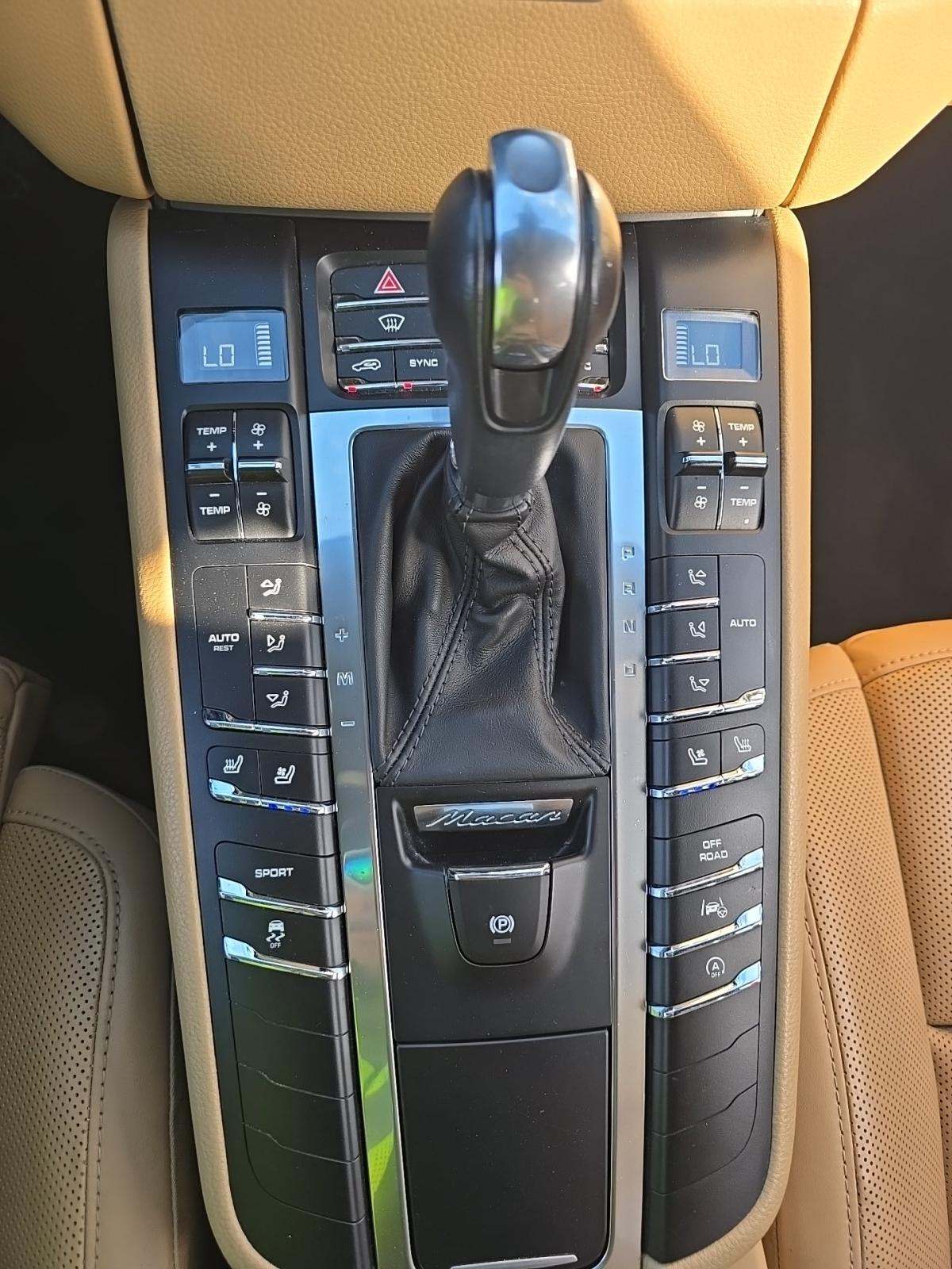 2017 Porsche Macan Base AWD