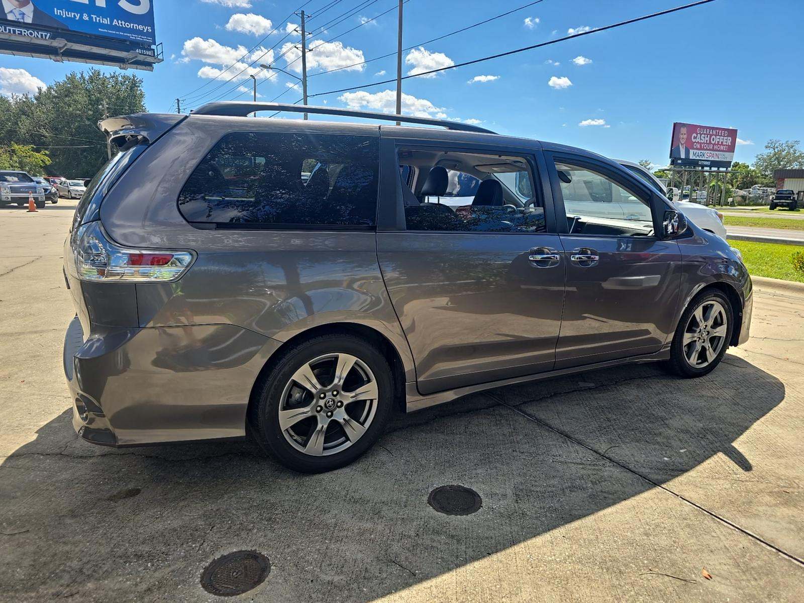 2019 Toyota Sienna SE FWD