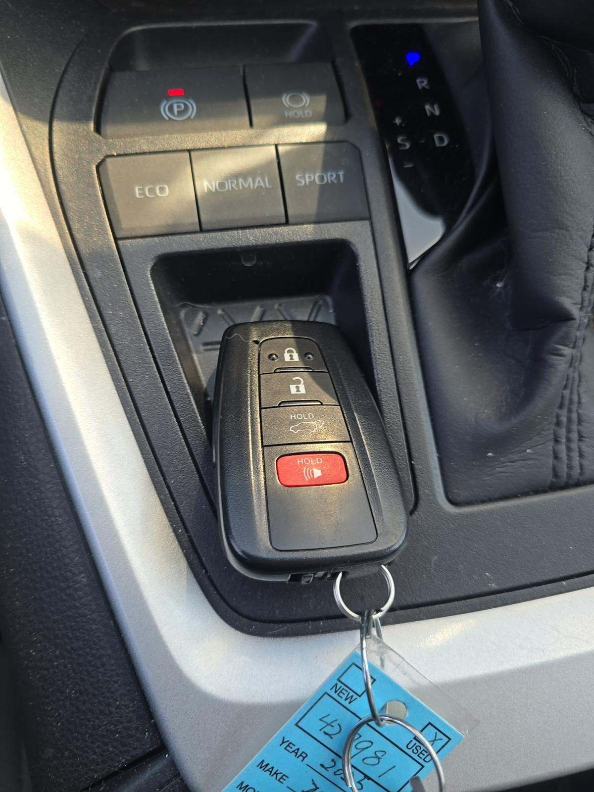 2025 Toyota RAV4 XLE FWD