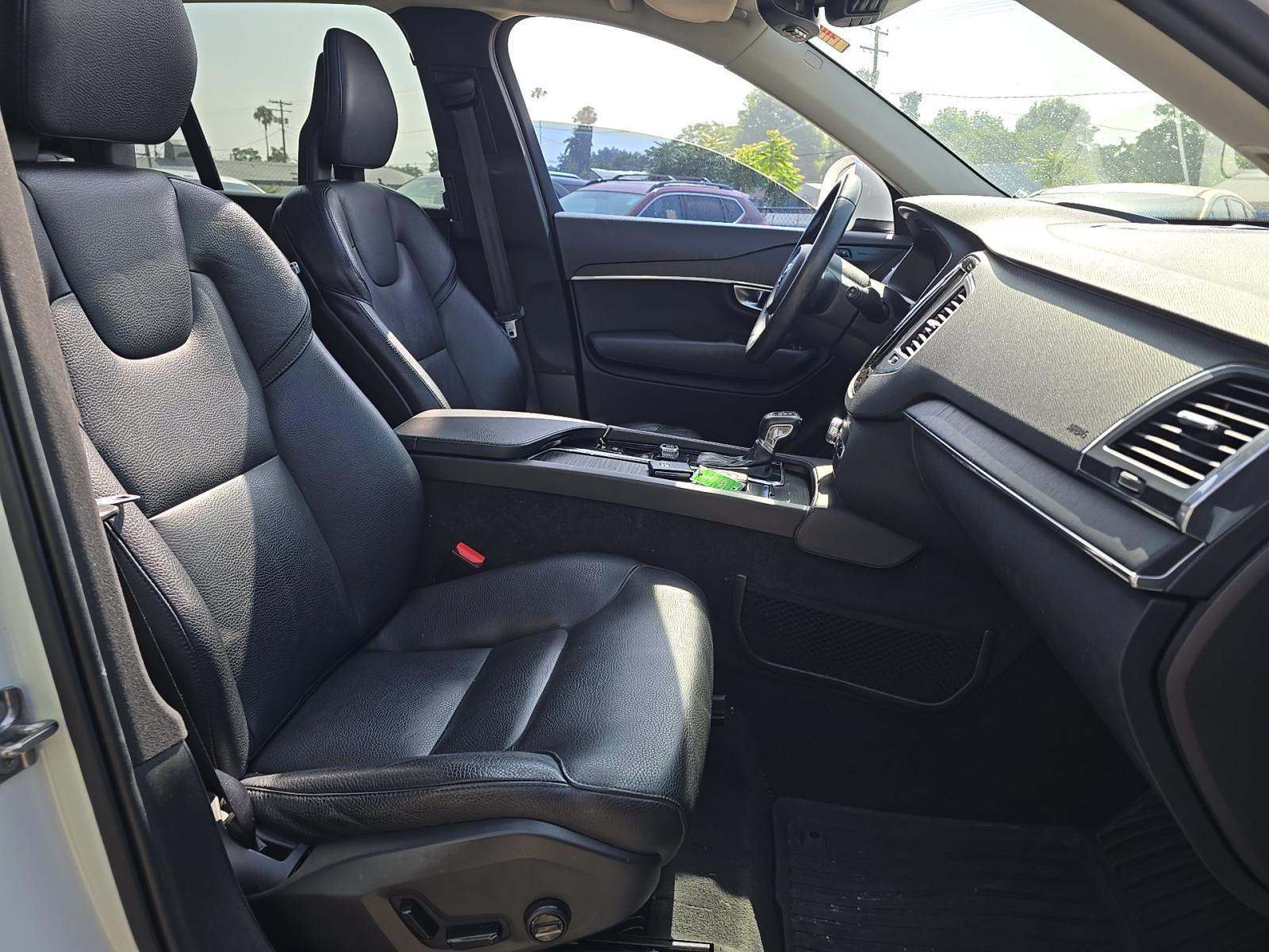 2020 Volvo XC90 T6 Momentum AWD
