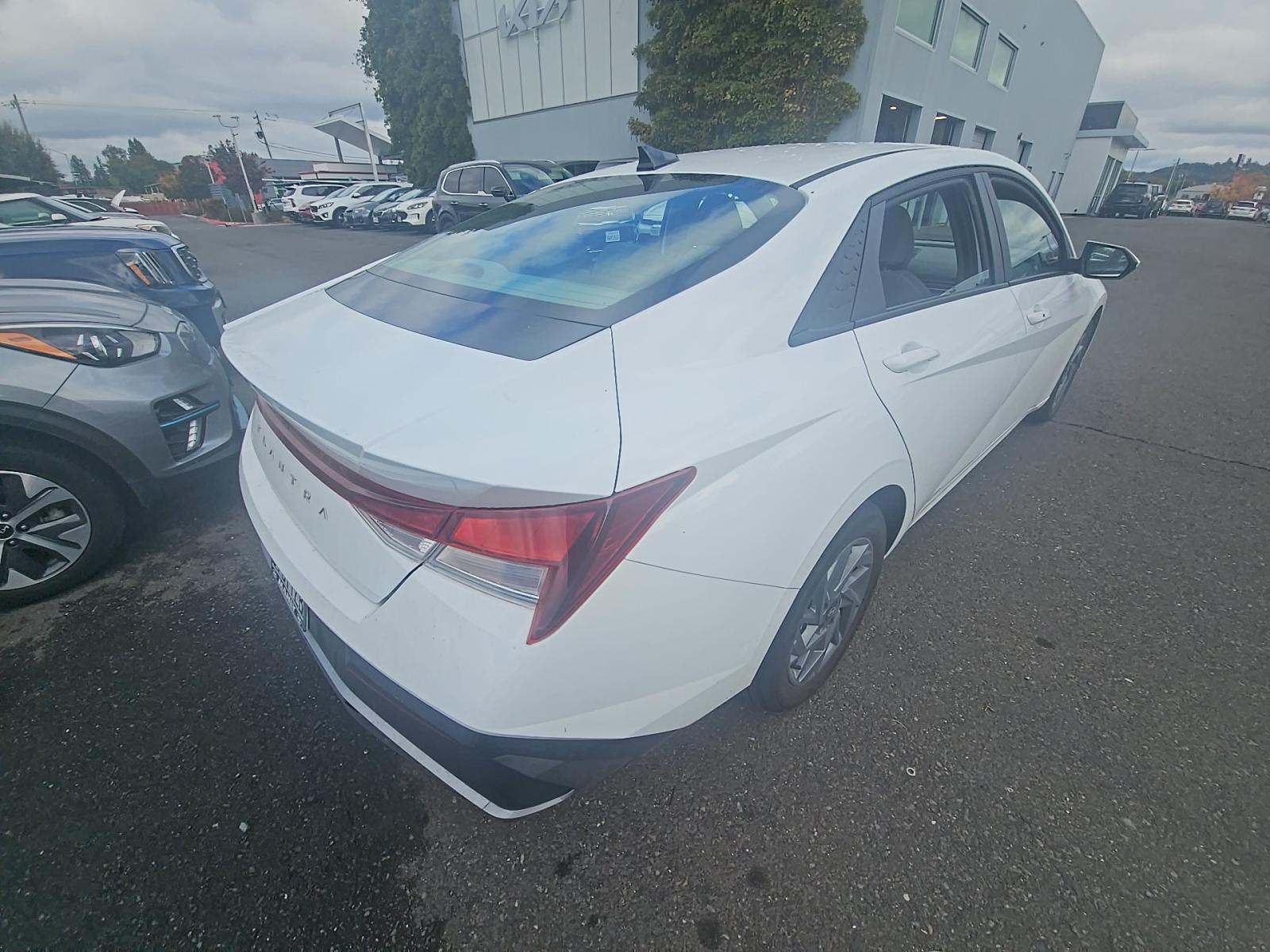 2024 Hyundai Elantra SEL FWD