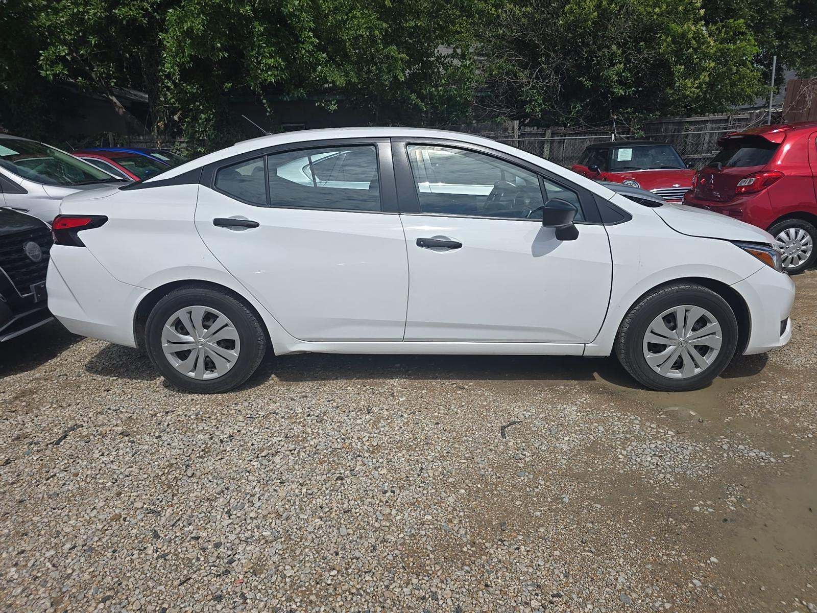 NISSAN VERSA - 4