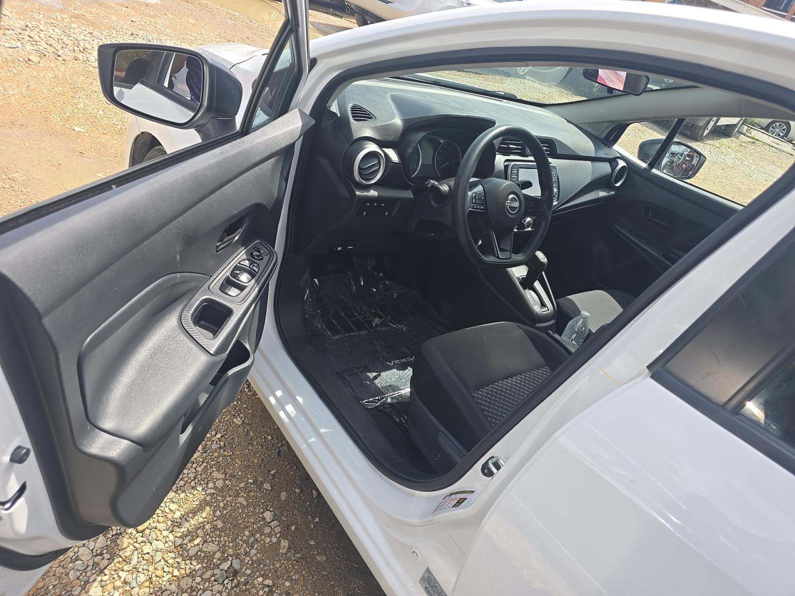 NISSAN VERSA - 6