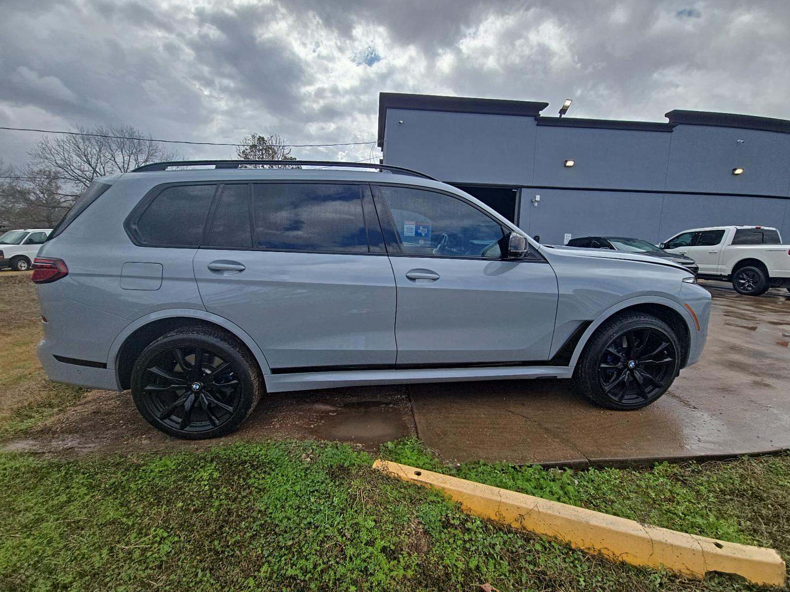 2024 BMW X7 M60i AWD