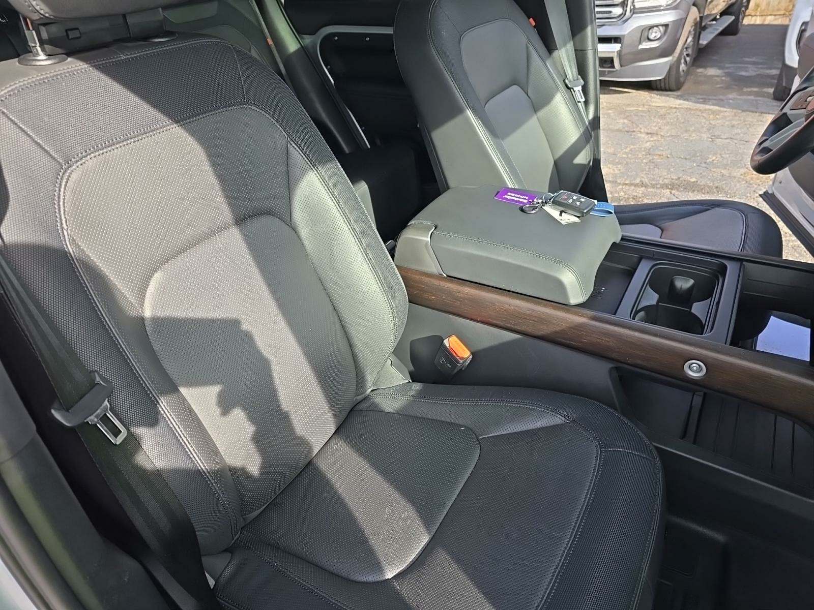 2024 Land Rover Defender 130 X-Dynamic SE AWD