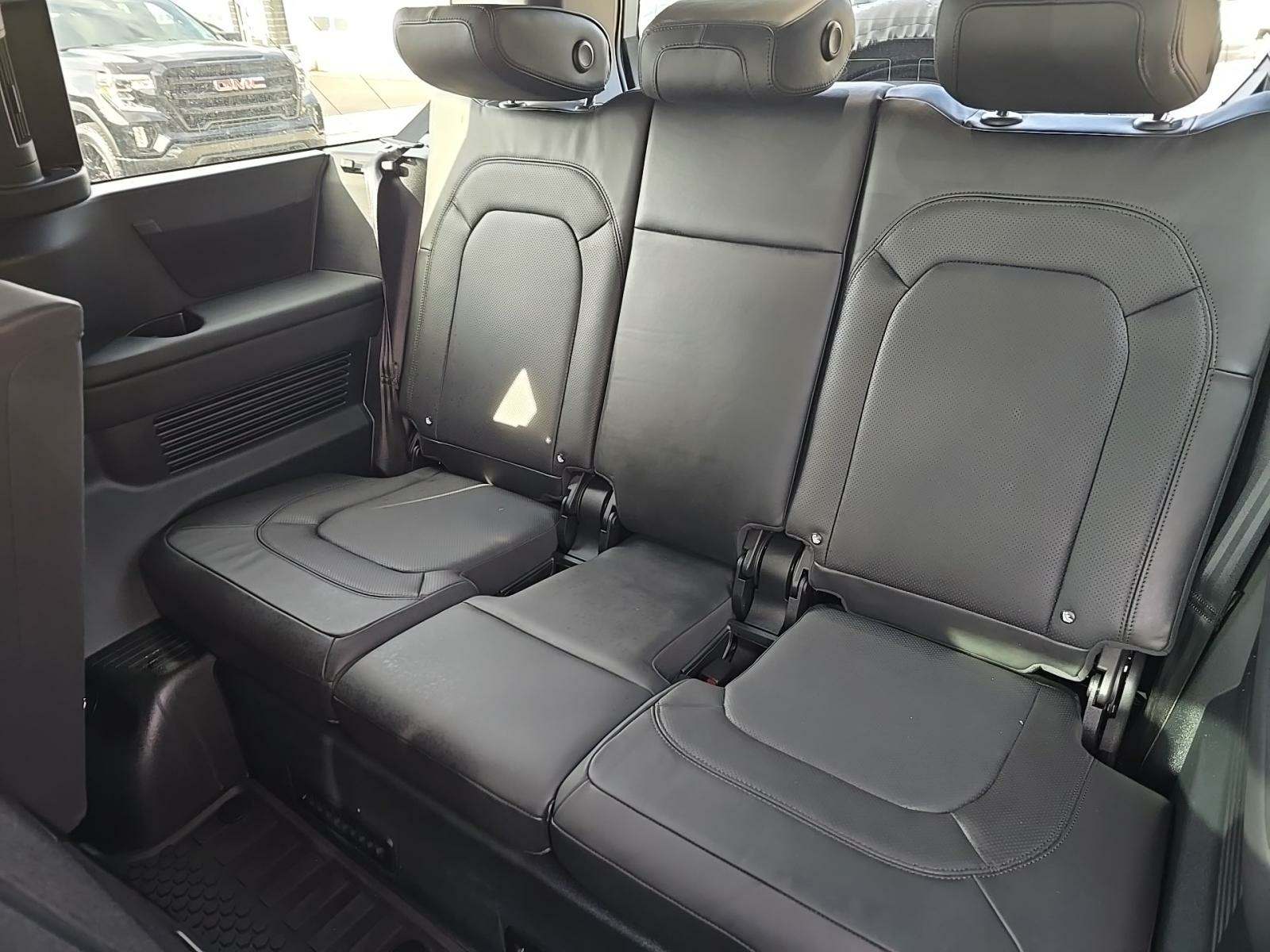 2024 Land Rover Defender 130 X-Dynamic SE AWD