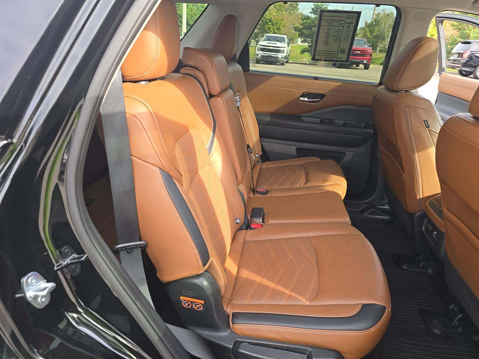 2023 Nissan Pathfinder Platinum AWD