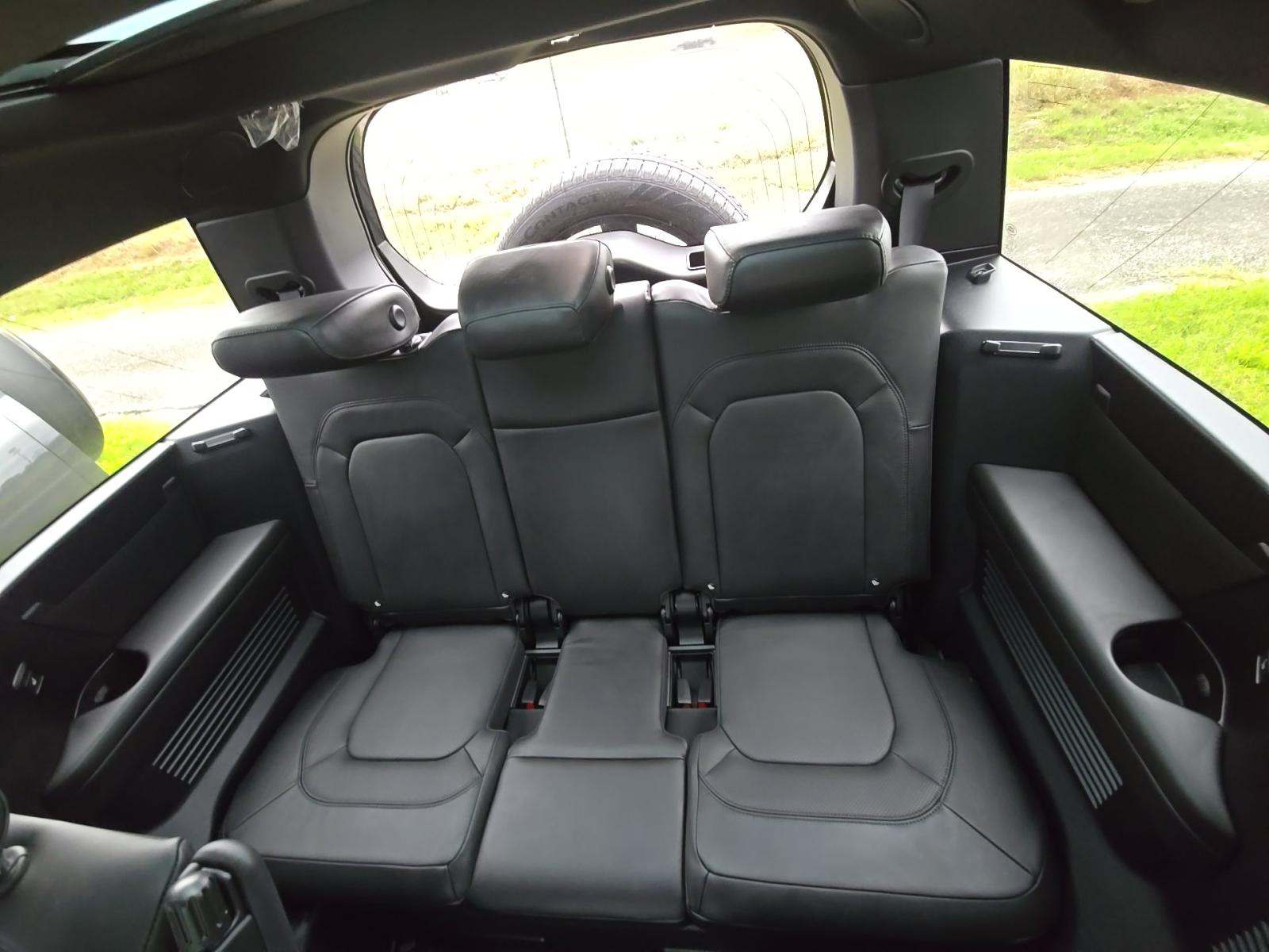 2025 Land Rover Defender 130 X-Dynamic SE AWD
