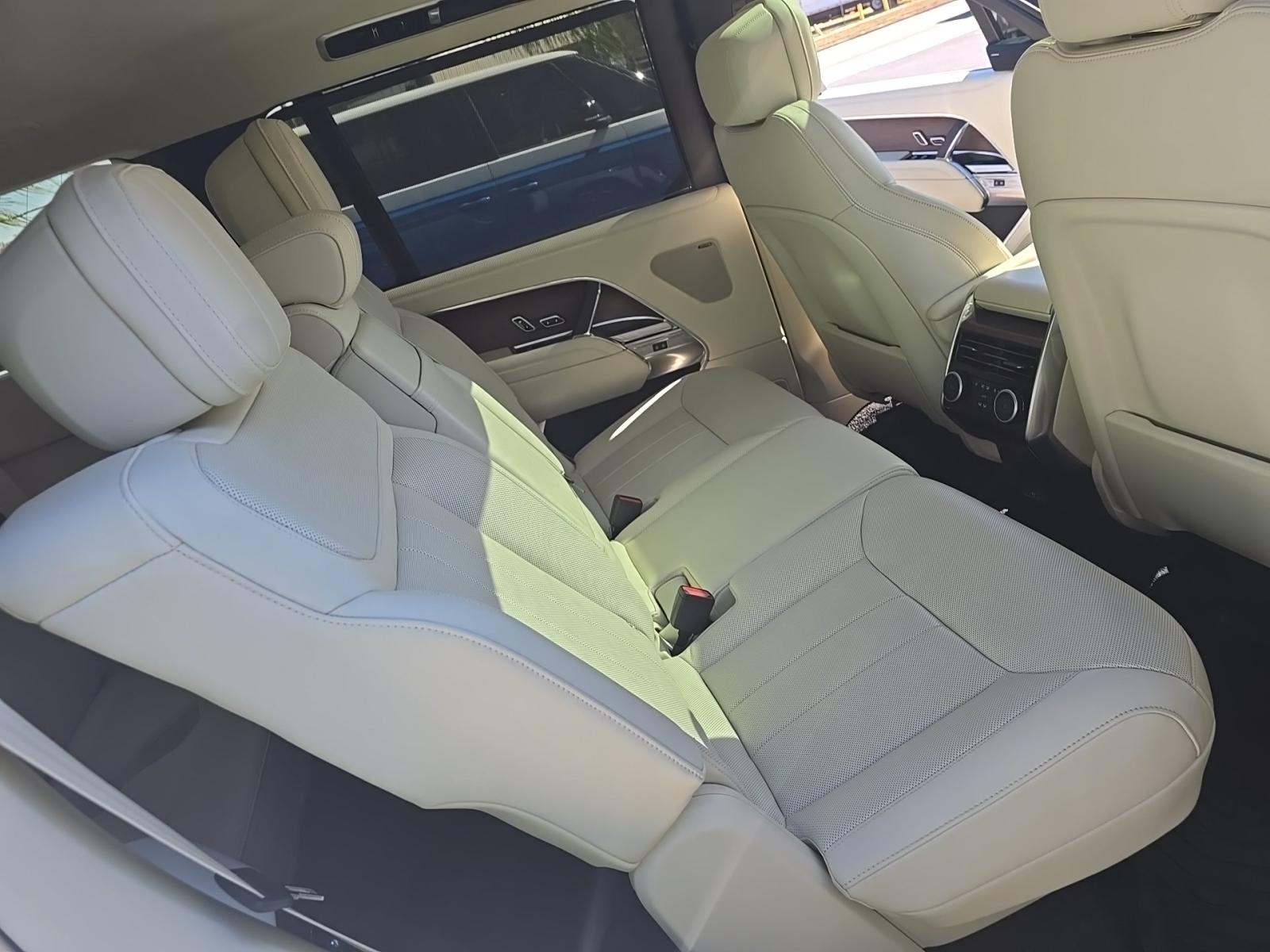 2025 Land Rover Range Rover SE LWB AWD