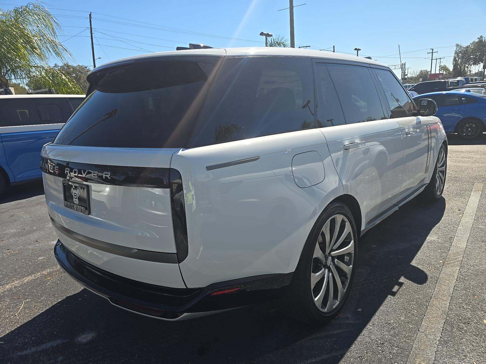 2025 Land Rover Range Rover SE LWB AWD