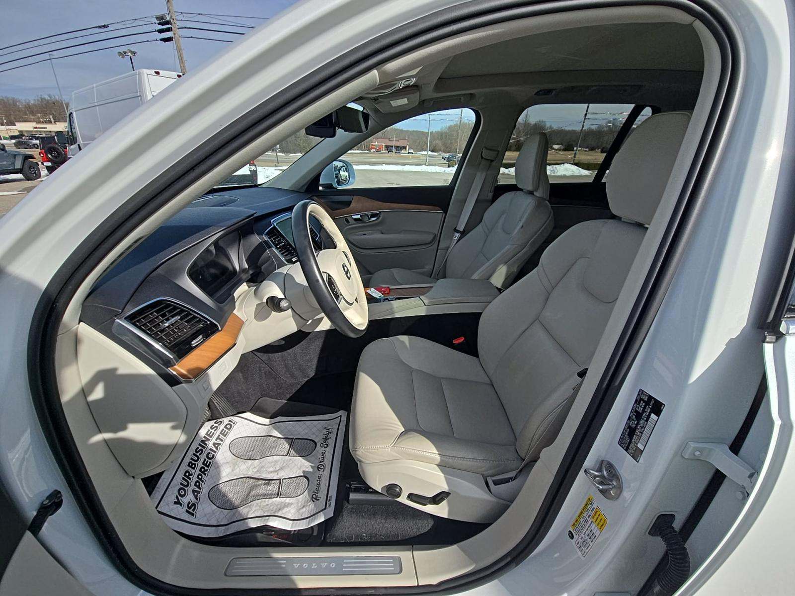 2022 Volvo XC90 T6 Momentum AWD