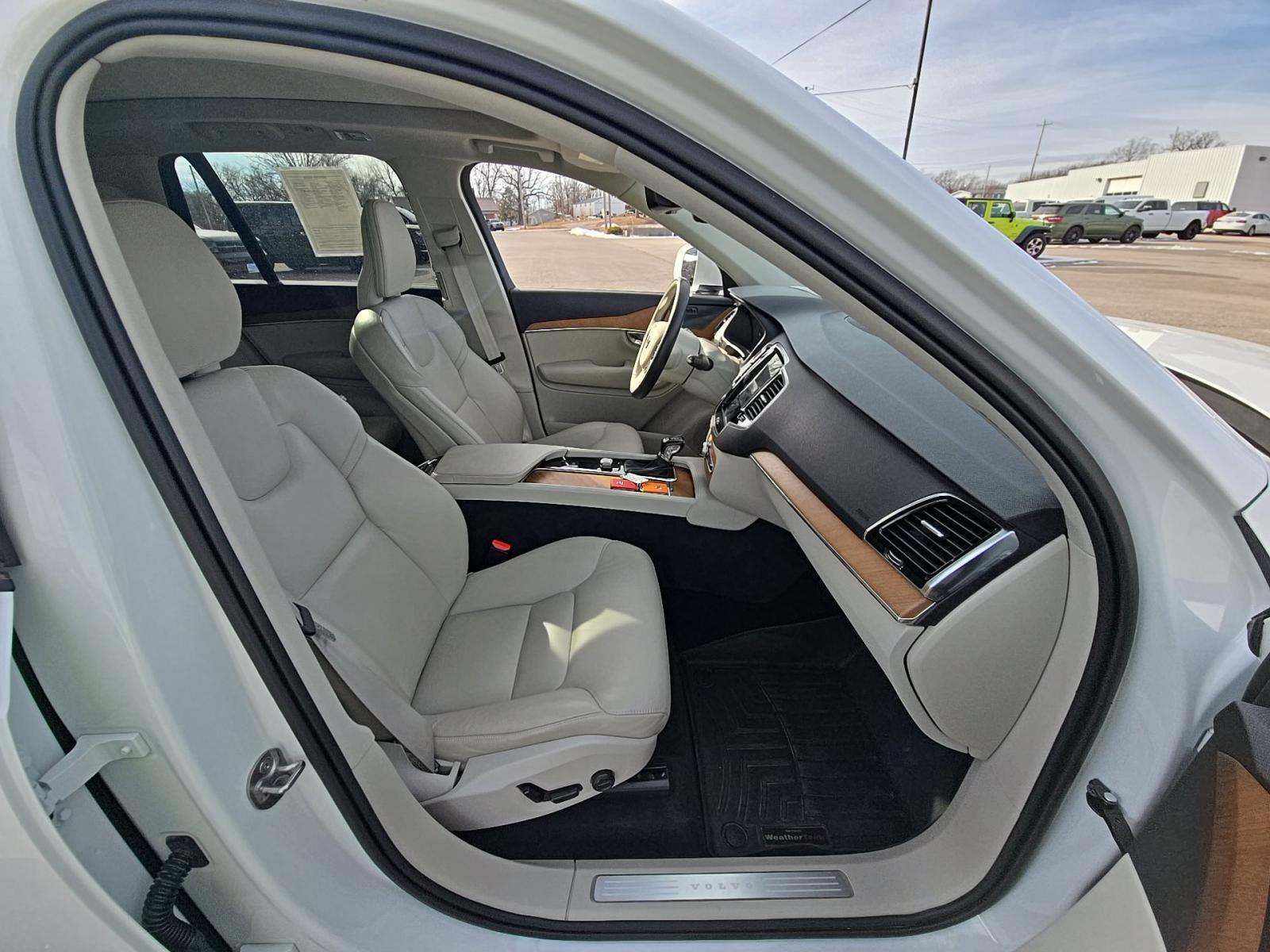 2022 Volvo XC90 T6 Momentum AWD