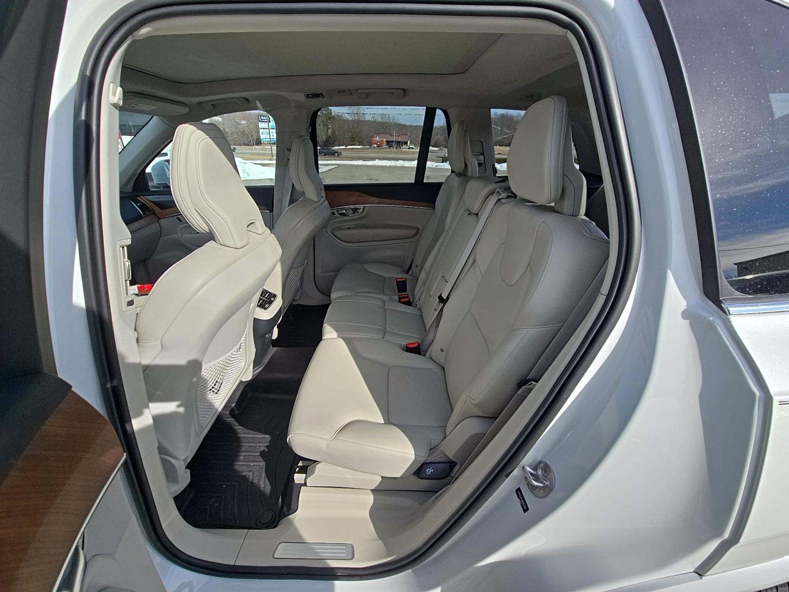 2022 Volvo XC90 T6 Momentum AWD