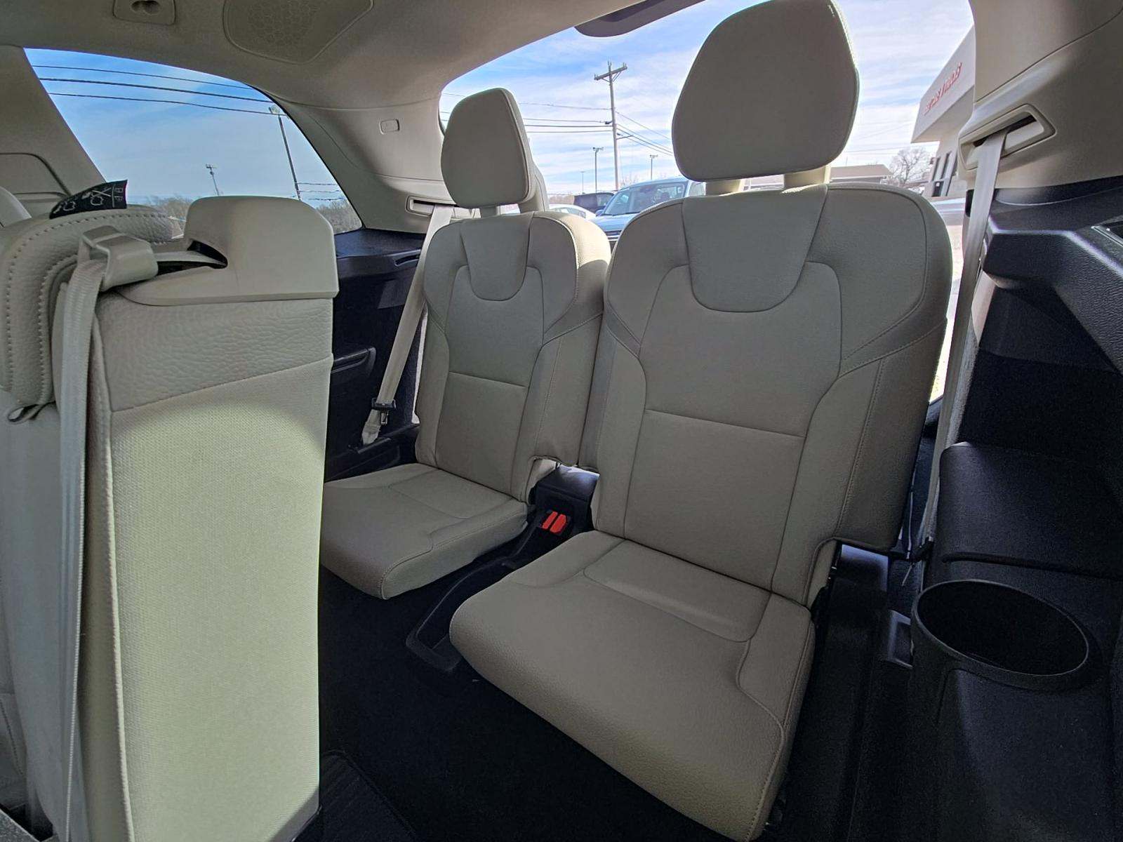 2022 Volvo XC90 T6 Momentum AWD