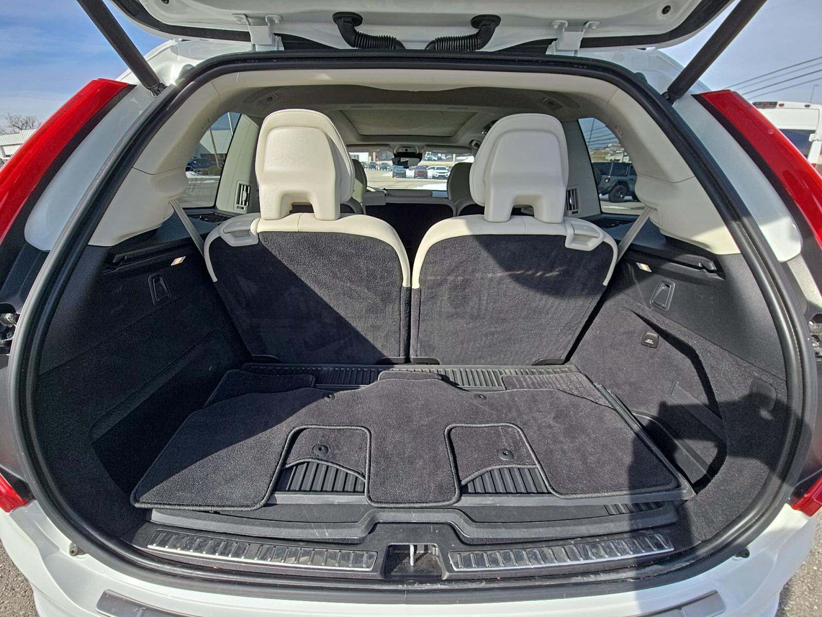 2022 Volvo XC90 T6 Momentum AWD