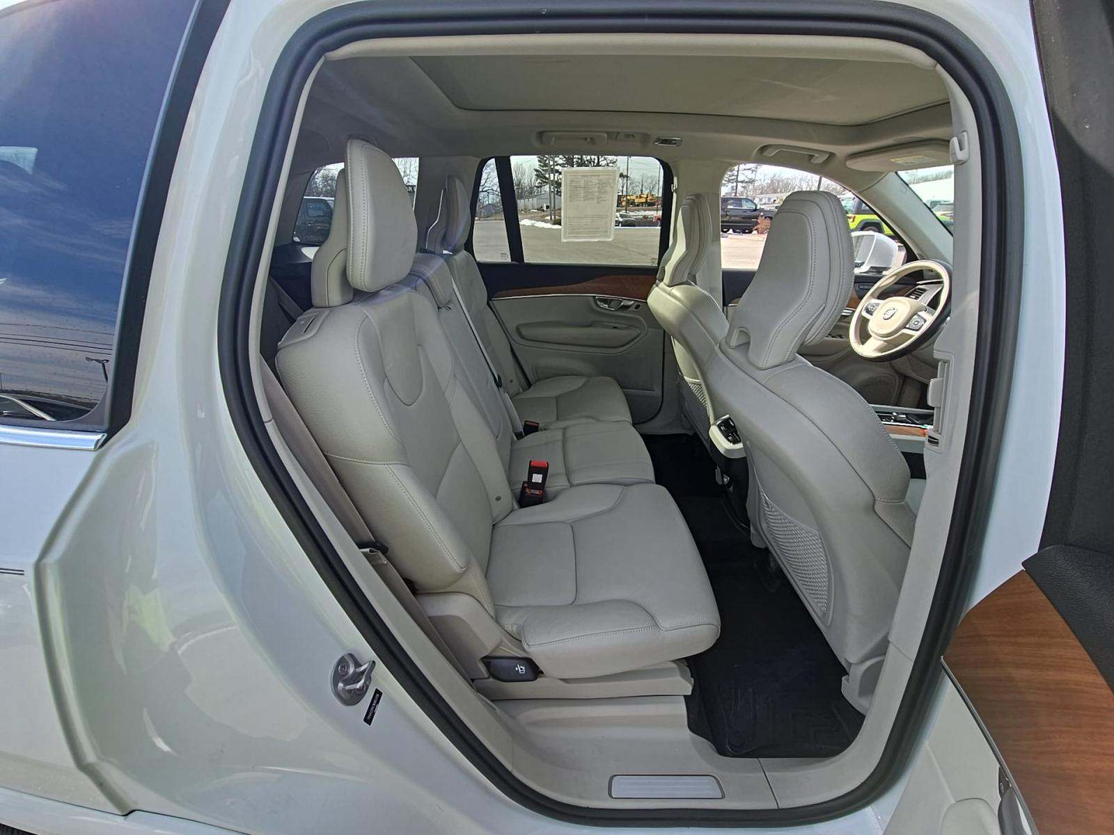 2022 Volvo XC90 T6 Momentum AWD