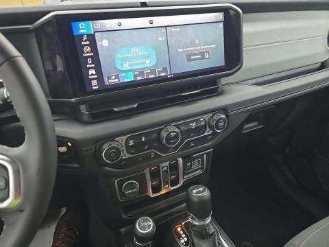 JEEP 4XE SAHARA - 10