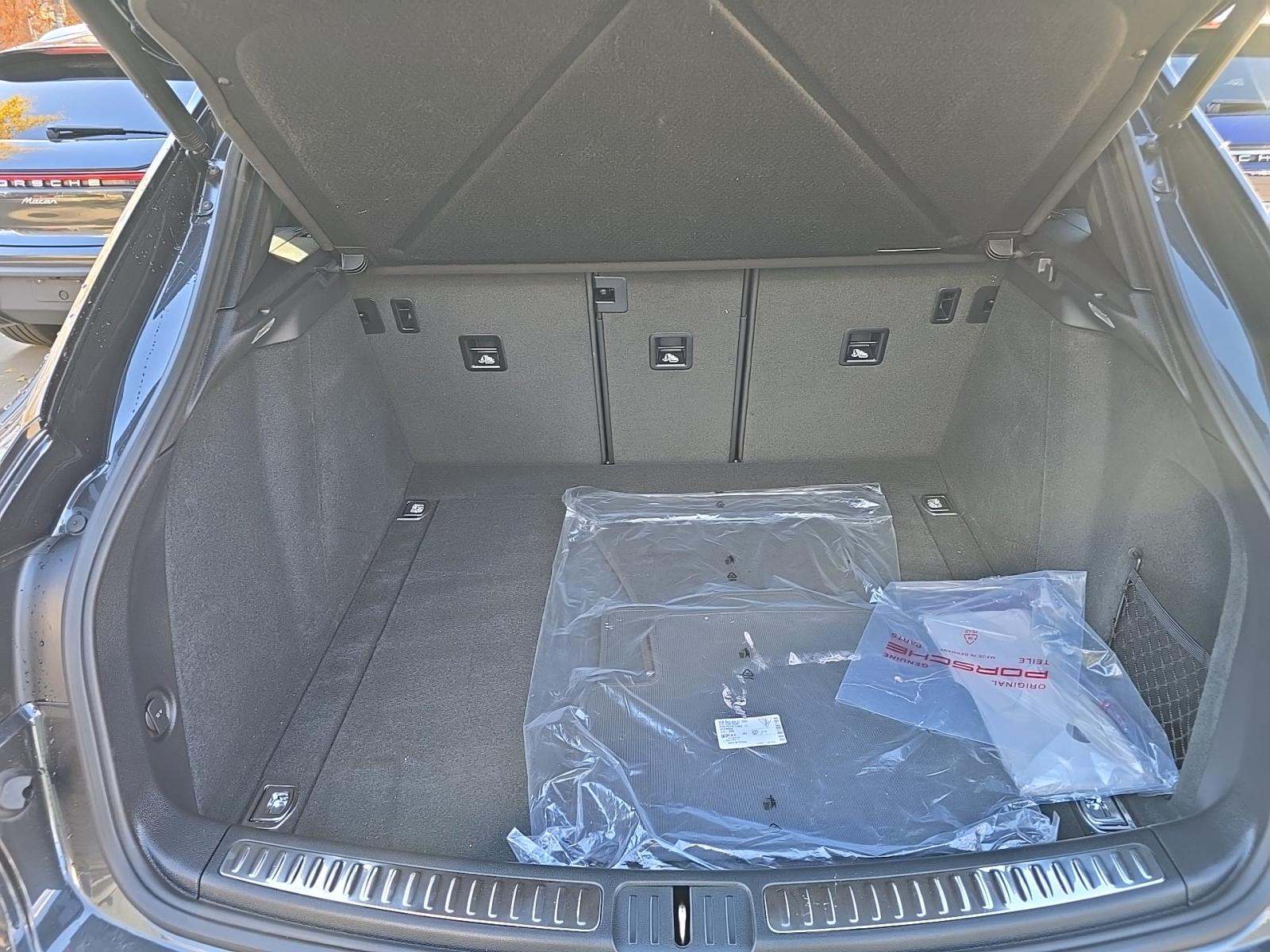 2025 Porsche Macan Base AWD