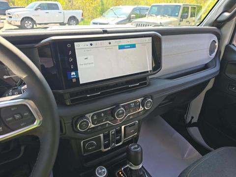 JEEP 4XE SAHARA - 10