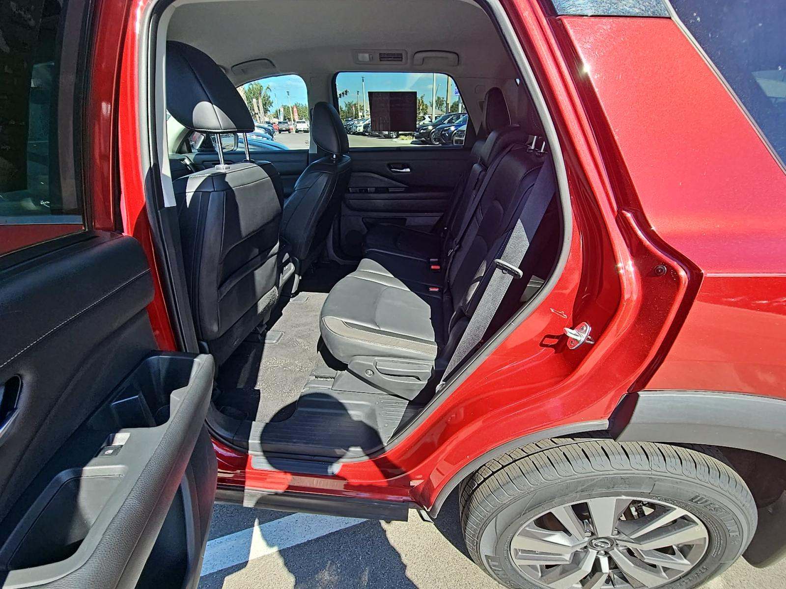 2023 Nissan Pathfinder SL FWD