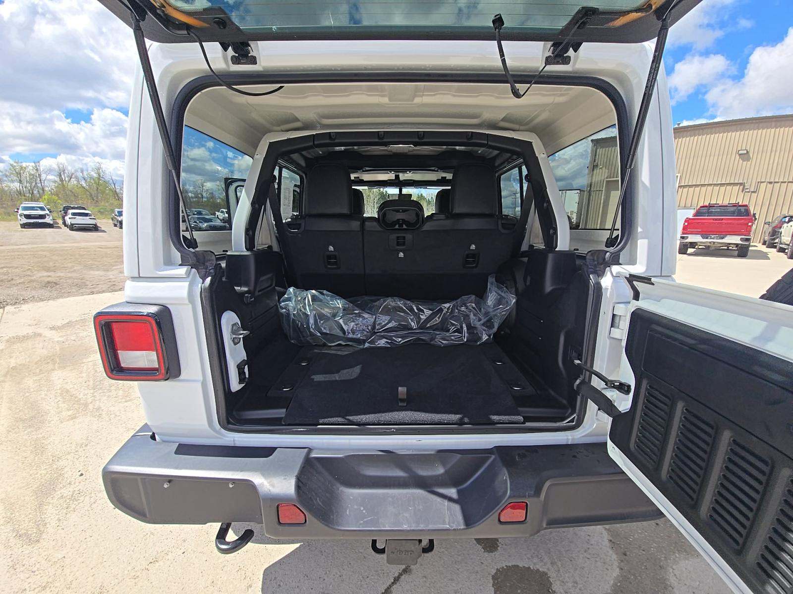 2023 Jeep Wrangler Sahara AWD