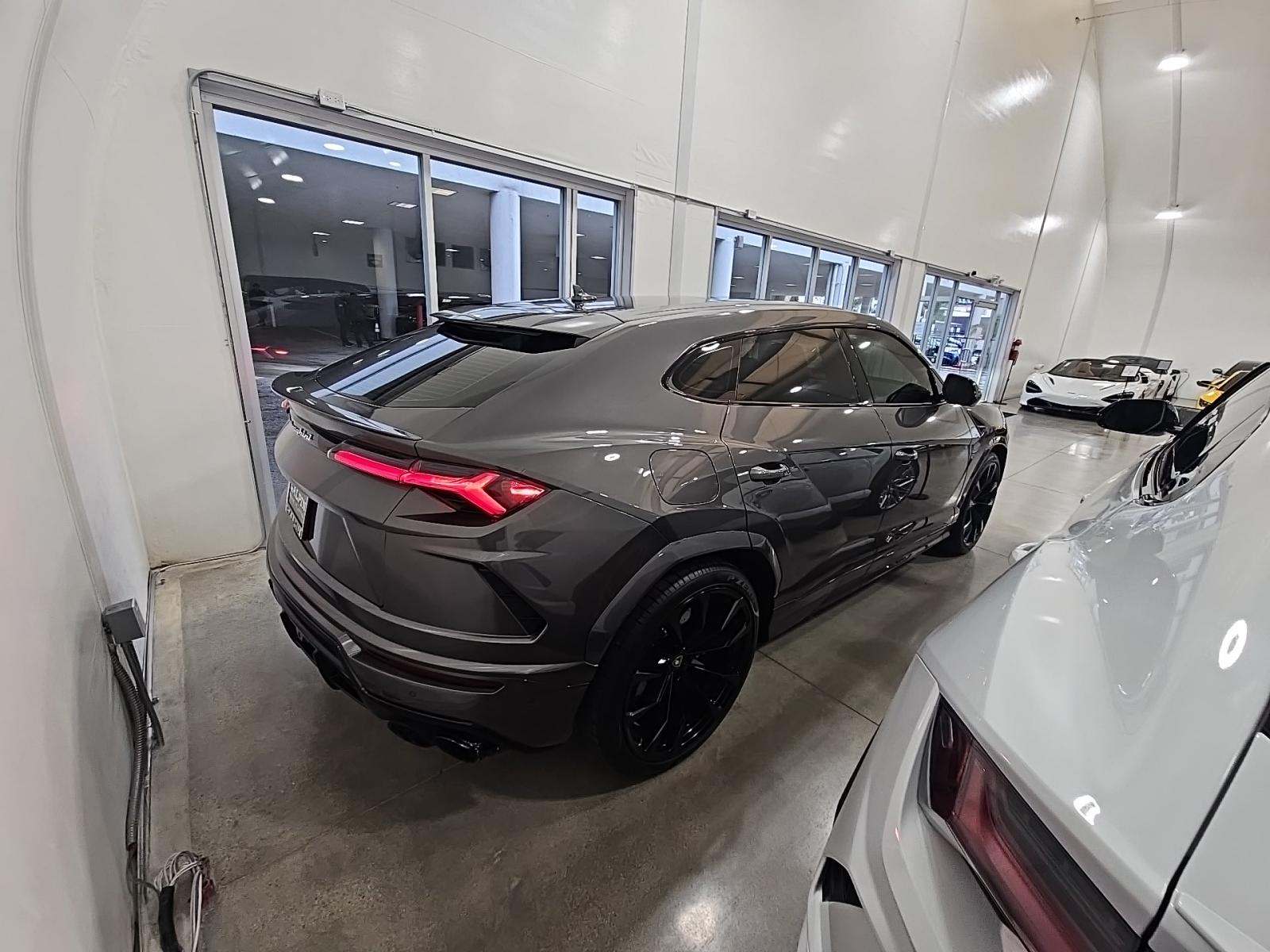 2021 Lamborghini Urus Base AWD
