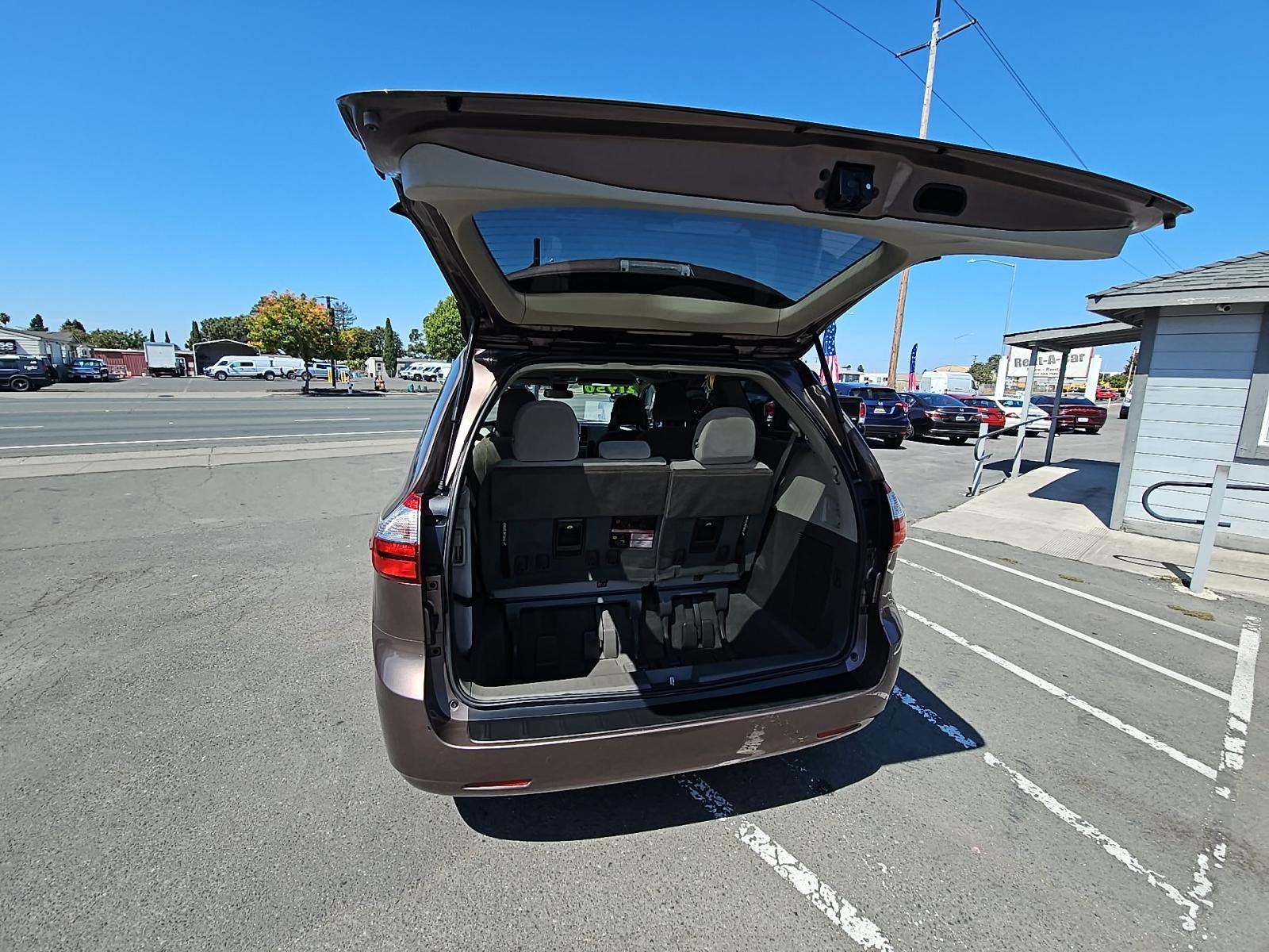 2019 Toyota Sienna LE FWD