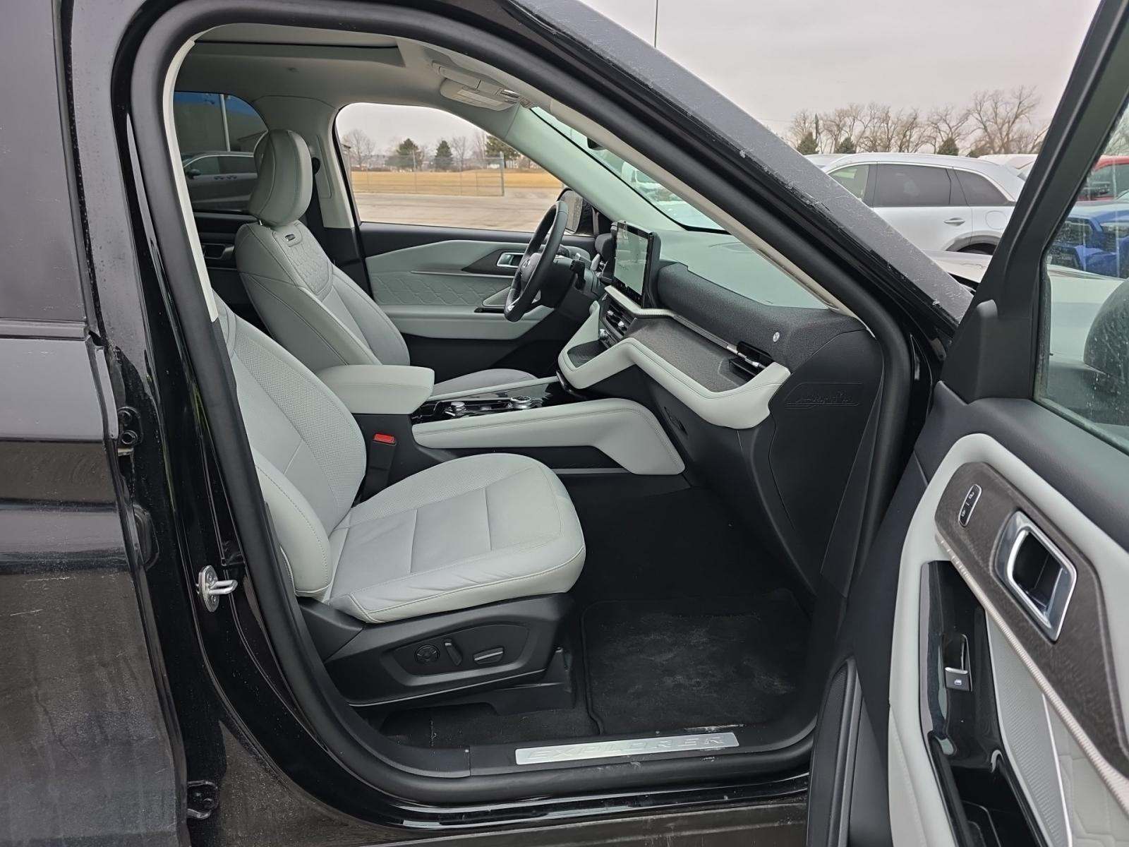 2025 Ford Explorer Platinum AWD