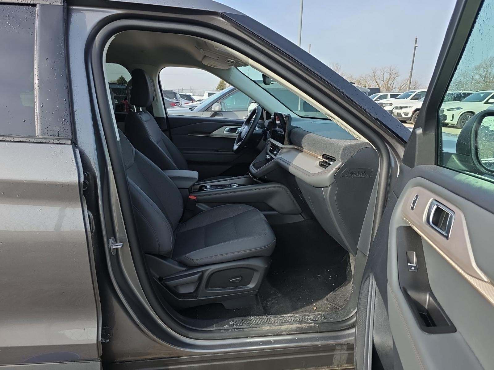 2025 Ford Explorer Active AWD