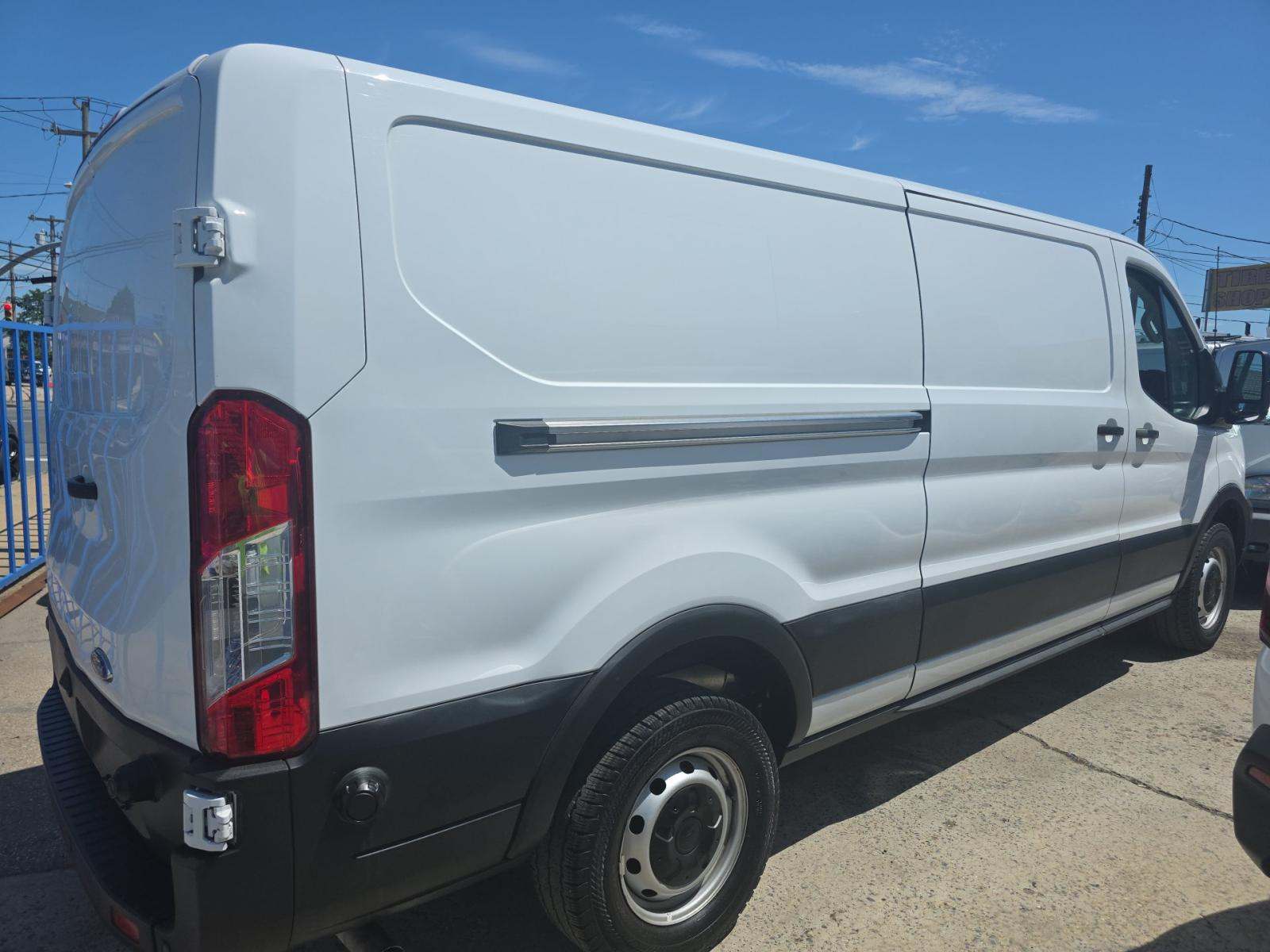 FORD TRANSIT 150 - 3