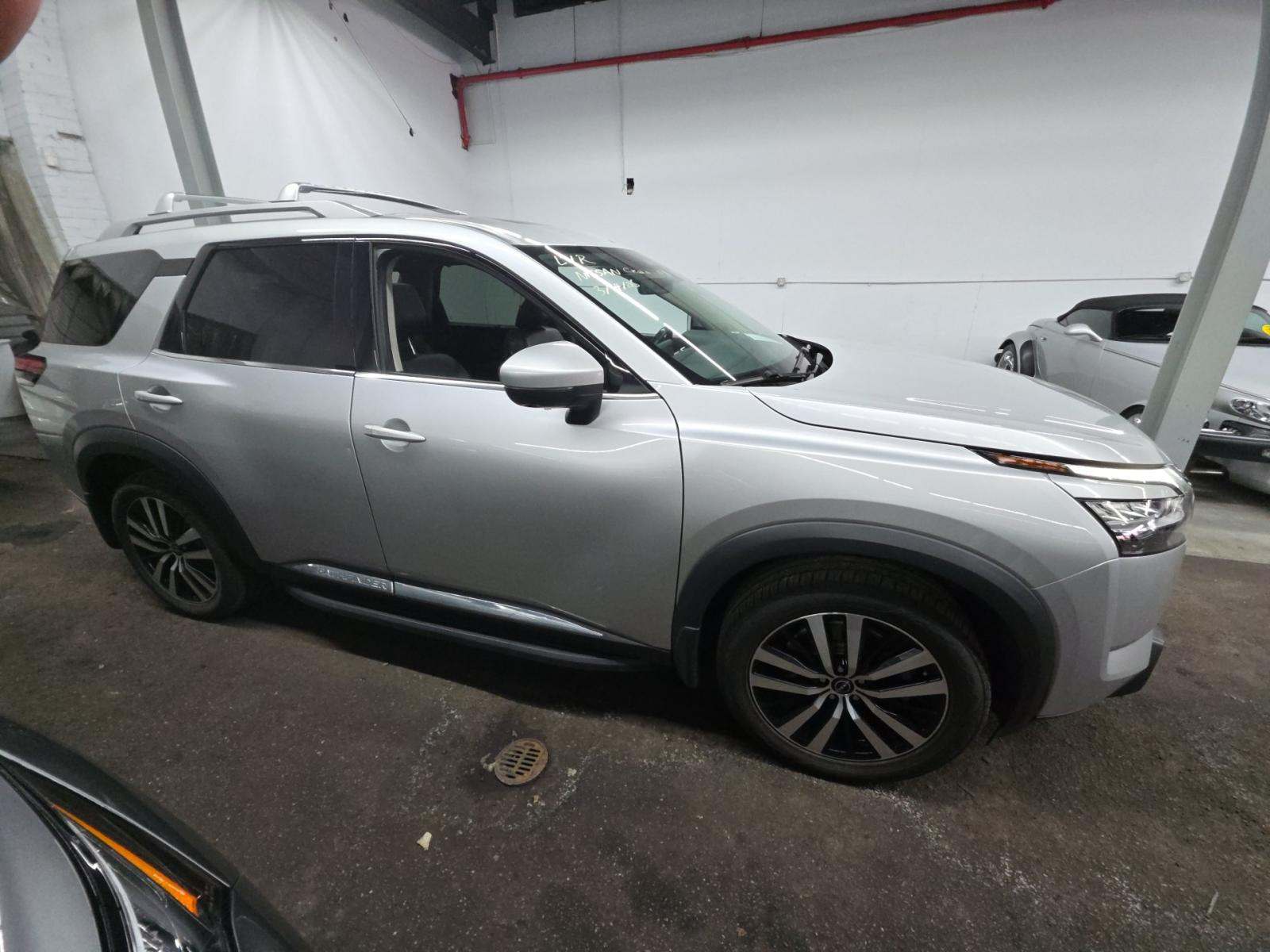 2023 Nissan Pathfinder Platinum AWD